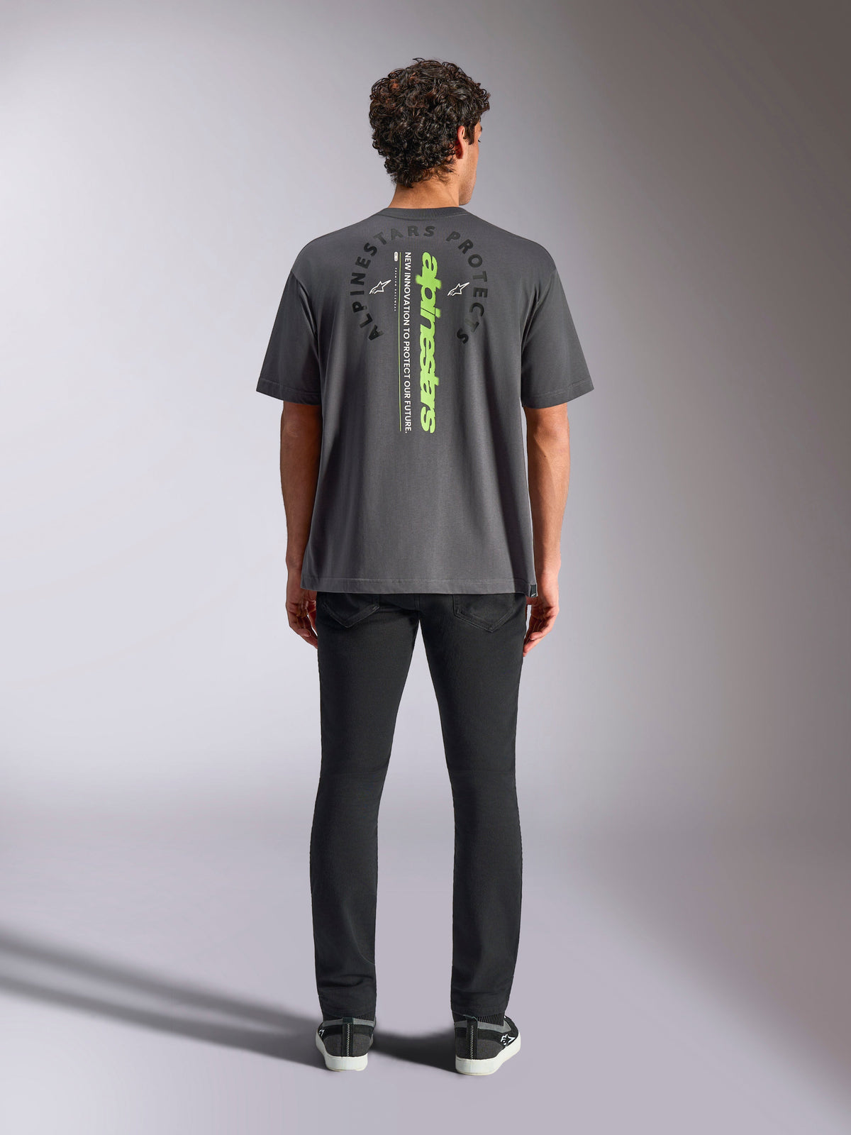 Alpinestars Overhang Oversized CSF Tee, T-shirt met korte mouwen, antracietgrijs, achteraanzicht met verticaal neongroen Alpinestars-logo en grafische tekst, oversized pasvorm, casual motorsport streetwear