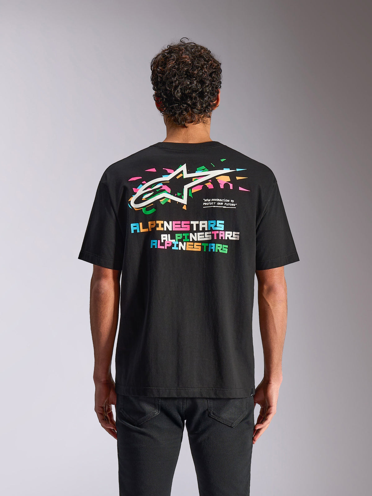 Alpinestars Wild Oversized CSF Tee, t-shirt à manches courtes, noir, vue de dos montrant le logo Astars multicolore vibrant et des éléments graphiques, streetwear décontracté motorsport