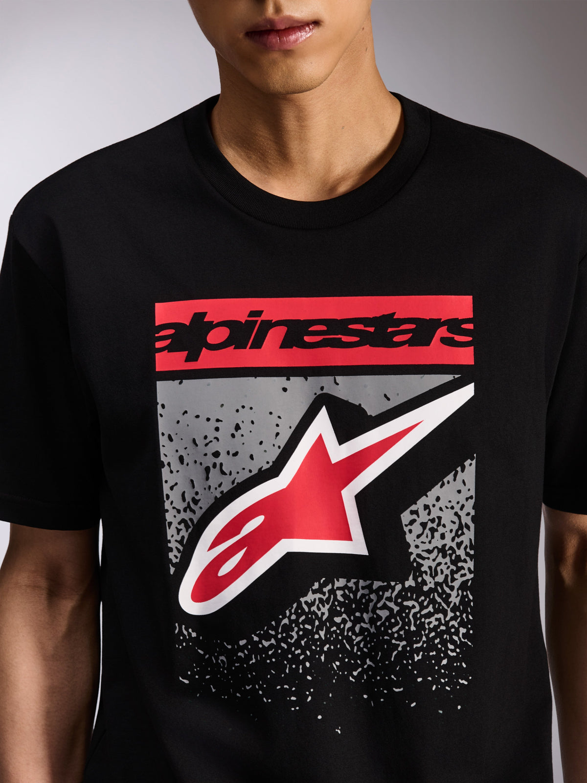 Alpinestars Noka CSF T-Shirt, Kurzarm-T-Shirt, Schwarz, Frontgrafik mit rotem Alpinestars-Schriftzug und rot-weißem Astars-Logo auf grauem MX-Farbverlauf, Casual Motorsport-Streetwear