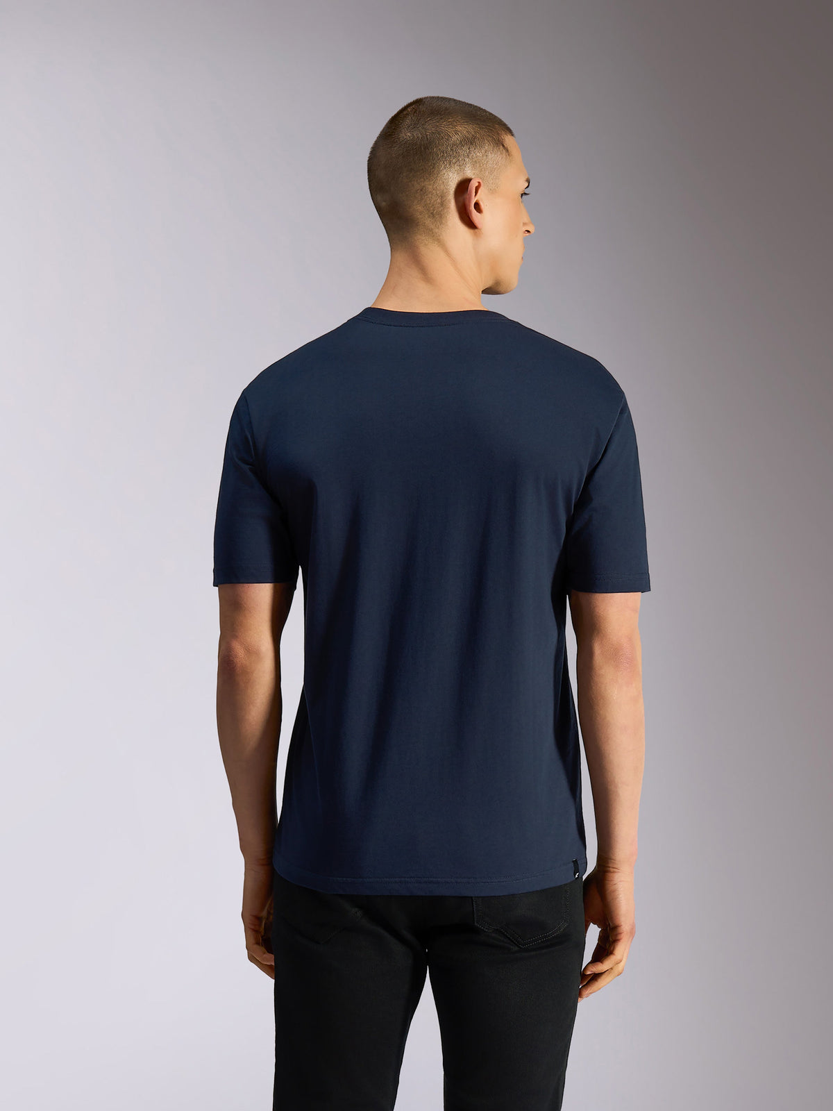 T-shirt Alpinestars Noka CSF, t-shirt à manches courtes, bleu marine, vue de dos sur mannequin, style sportswear décontracté