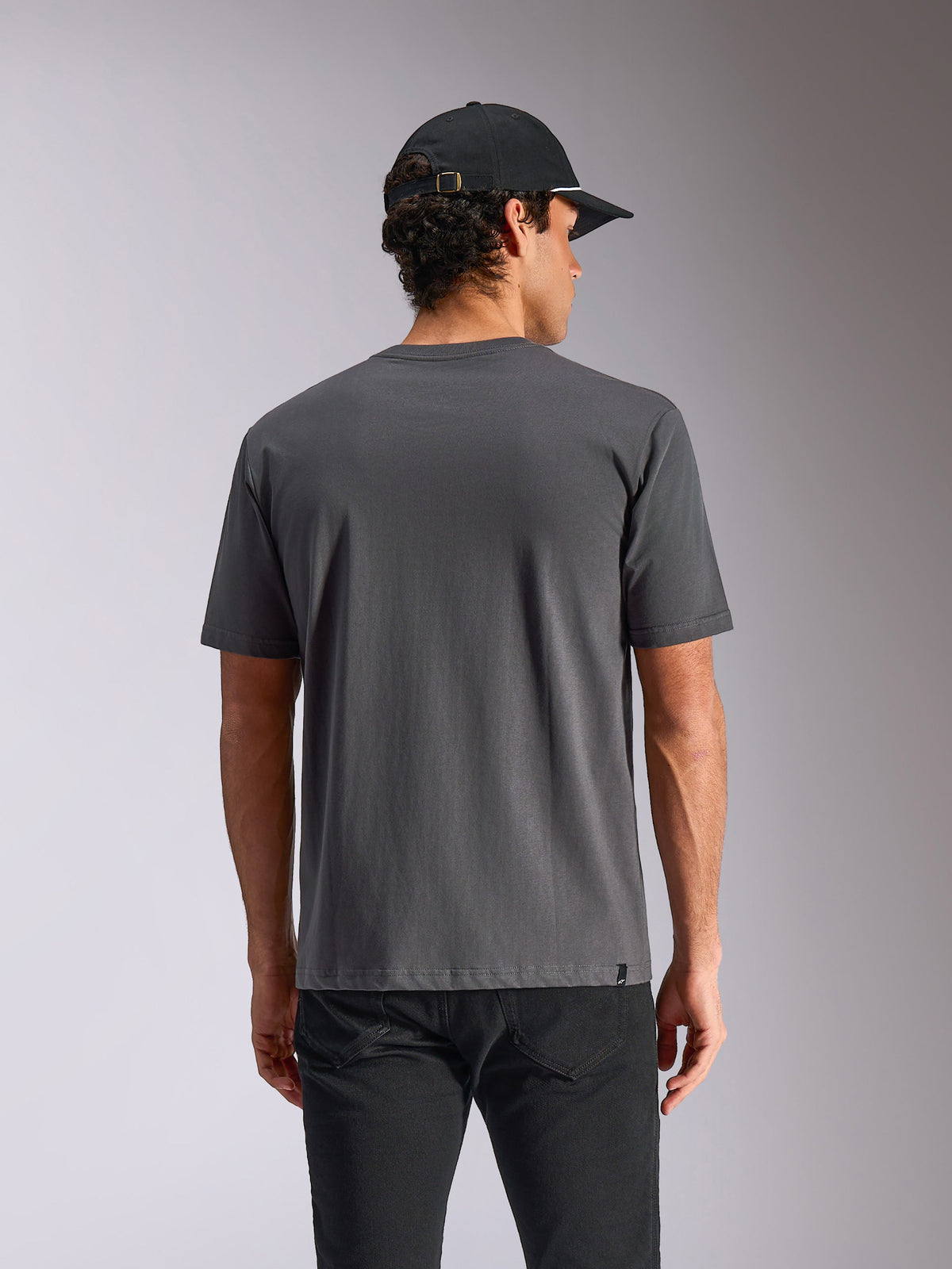 Alpinestars Ellipsoid CSF Tee, T-shirt met korte mouwen, antracietgrijs, achteraanzicht getoond op model, casual streetwear met klein logo-label aan de zoom