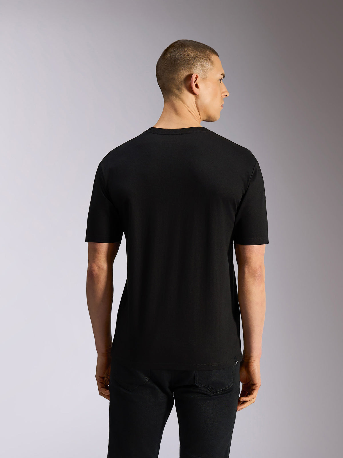 Alpinestars MX CSF Tee, T-shirt met korte mouwen, zwart, achteraanzicht, gedragen door een model, casual motorsport-geïnspireerd ontwerp