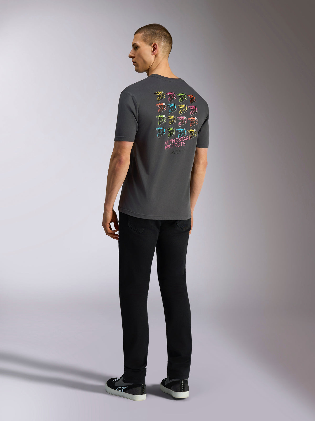 Alpinestars Pop Helmet CSF Tee, T-shirt met korte mouwen, antracietgrijs, kleurrijke M10-helm artwork op de rug met Alpinestars Protects-branding, casual motorsport streetwear