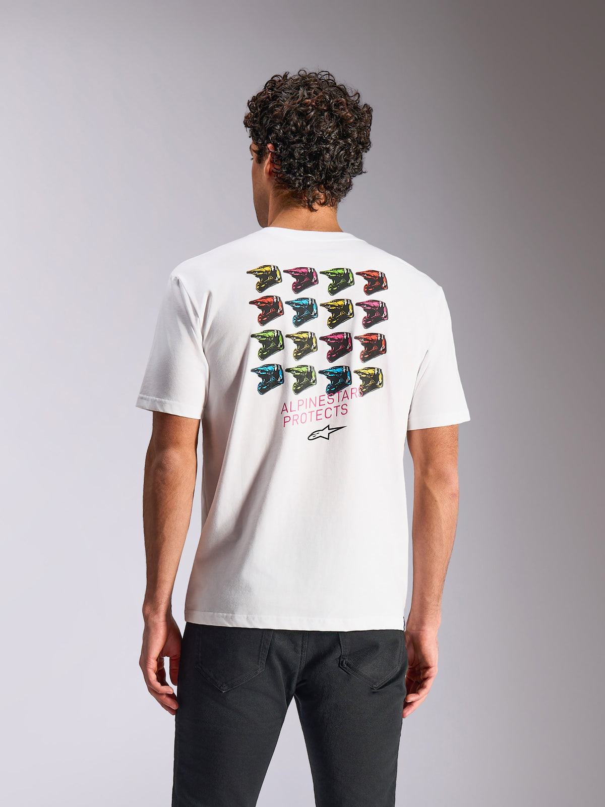 T-shirt Alpinestars Pop Helmet CSF, t-shirt à manches courtes, blanc, arborant au dos un graphique de grille de casques M10 colorés avec le texte Alpinestars Protects, vêtement de sport décontracté
