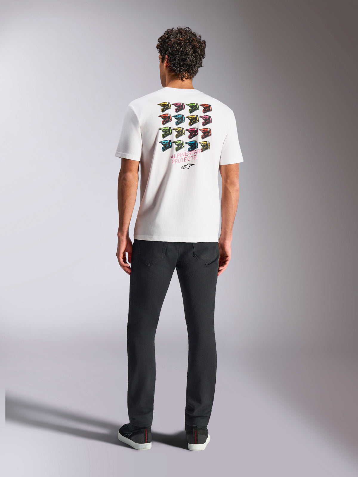 T-shirt Alpinestars Pop Helmet CSF, t-shirt à manches courtes, blanc, arborant un graphisme coloré de grille de casques M10 au dos avec l'inscription Alpinestars Protects, streetwear motorsport décontracté