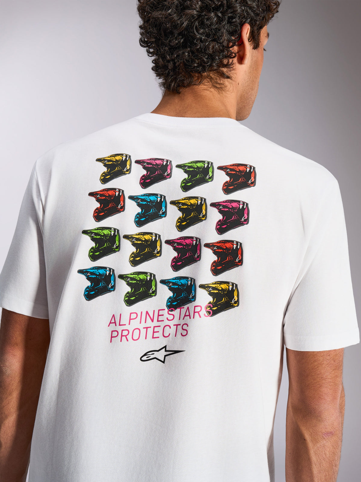 Alpinestars Pop Helmet CSF Tee, t-shirt à manches courtes, blanc, graphisme au dos avec grille de casques M10 colorés, texte « ALPINESTARS PROTECTS » et logo Astars, vêtement de sport décontracté