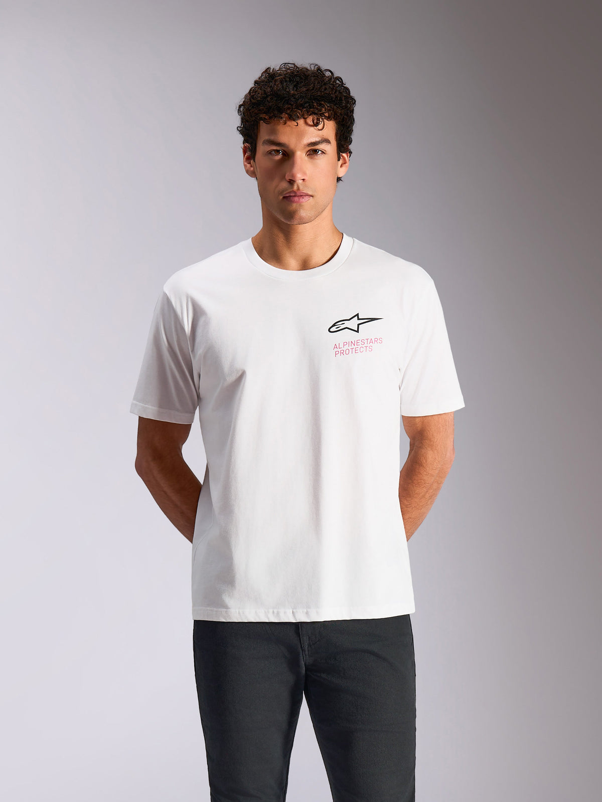 T-shirt à manches courtes Alpinestars Pop Helmet CSF, blanc, logo Astars noir avec texte Alpinestars Protects rose, streetwear décontracté d'inspiration motorsport