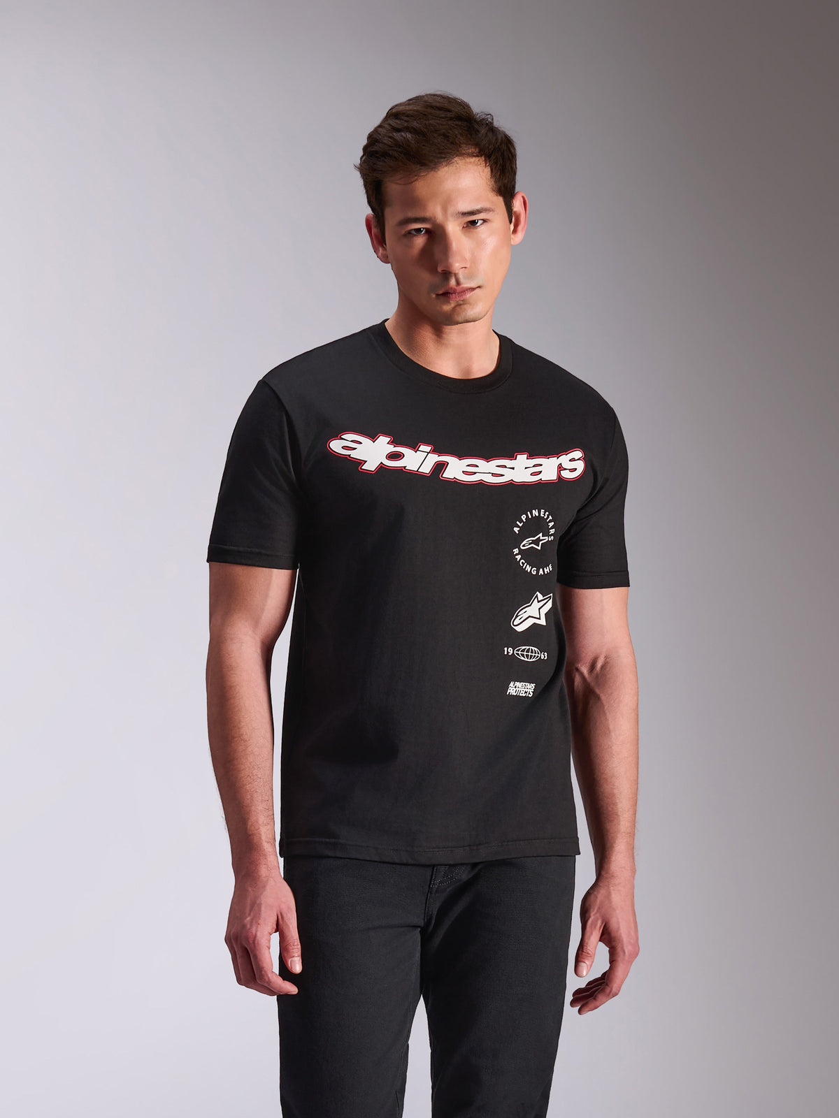 Alpinestars Abus CSF Tee, T-shirt met korte mouwen, zwart, wit Alpinestars gebogen logo met rode omlijning, gestapelde graphics aan de zijkant, casual motorsport streetwear