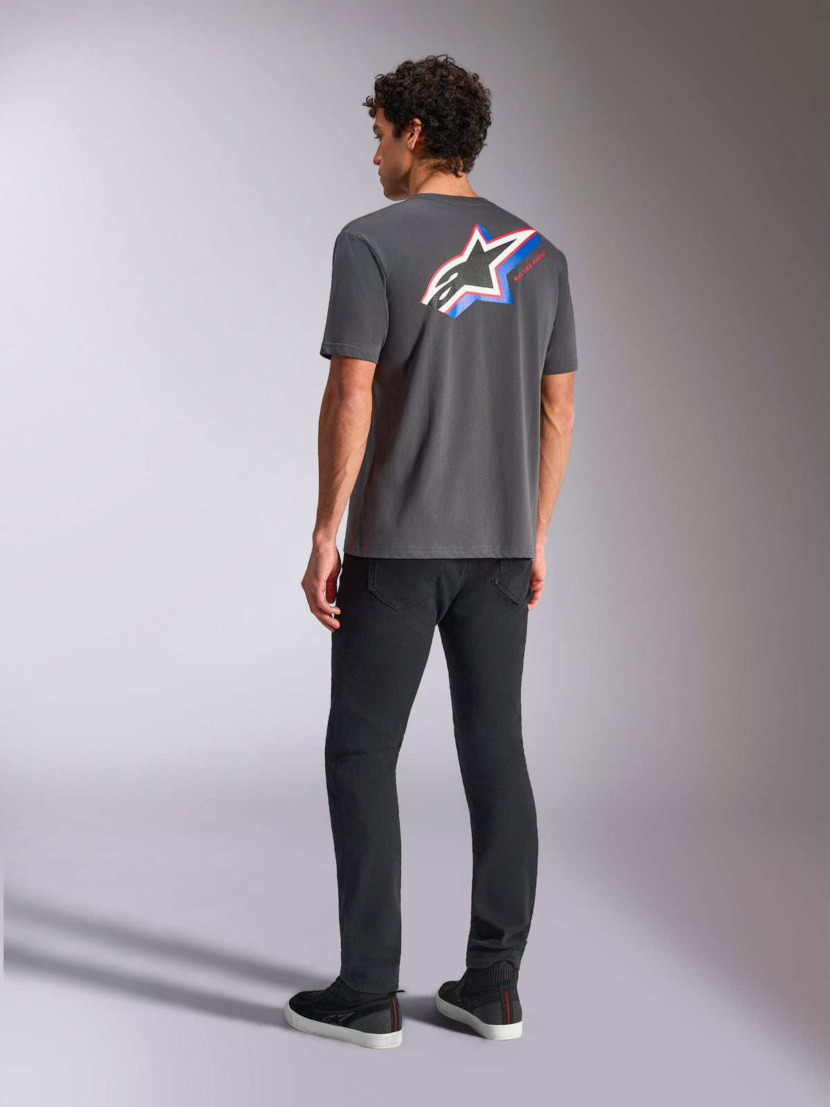 Alpinestars Angler CSF Tee, Kurzarm-T-Shirt, Charcoal, lebendiges mehrfarbiges Astars-Logo auf der Rückseite mit roten und blauen Streifen, lässige Motorsport-Streetwear