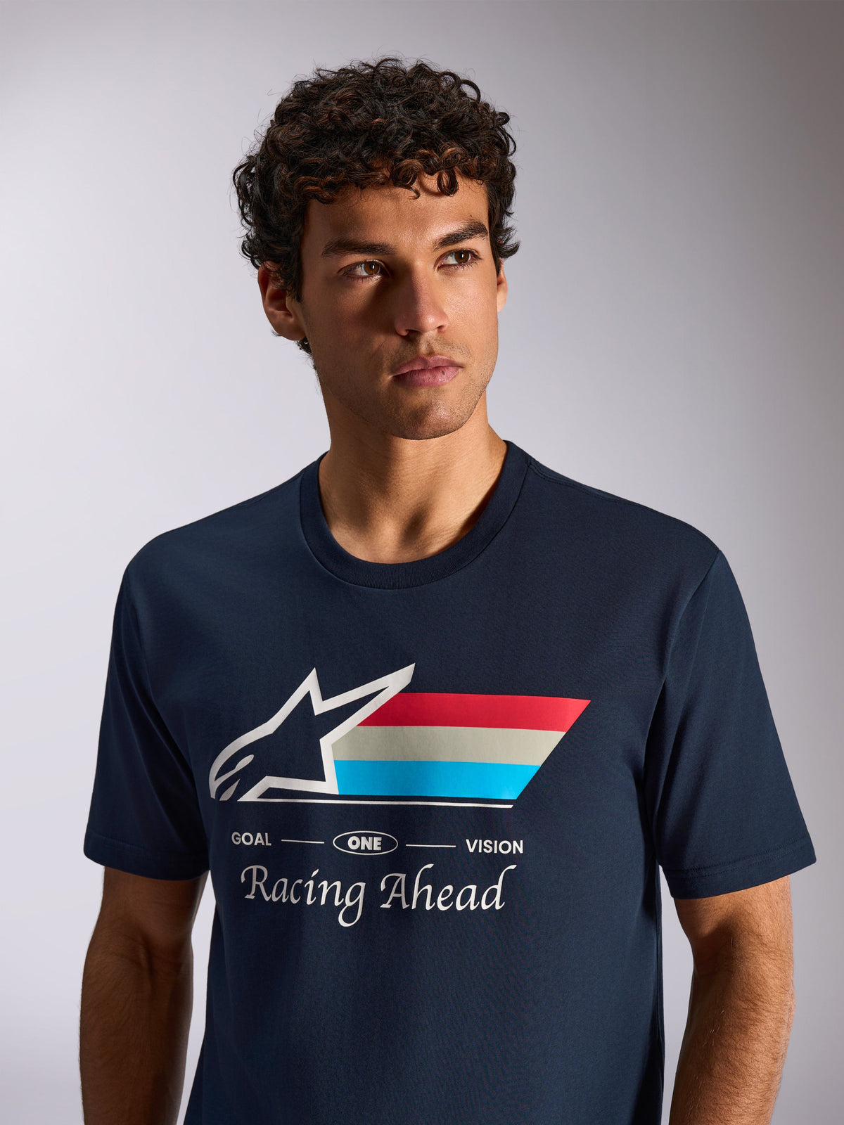 Alpinestars Trifecta CSF T-Shirt, Kurzarm-T-Shirt, Navyblau, weißes Astars-Logo mit Tri-Color-Streifen und „Racing Ahead“-Schriftzug, lässiges Motorsport-Lifestyle-Foto