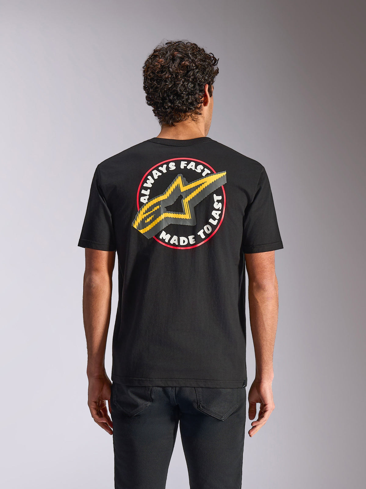 Alpinestars Aorbit CSF Tee, T-shirt met korte mouwen, zwart, "Always Fast Made to Last" grafische print met geel Astar-logo op de achterkant, casual motorsport streetwear
