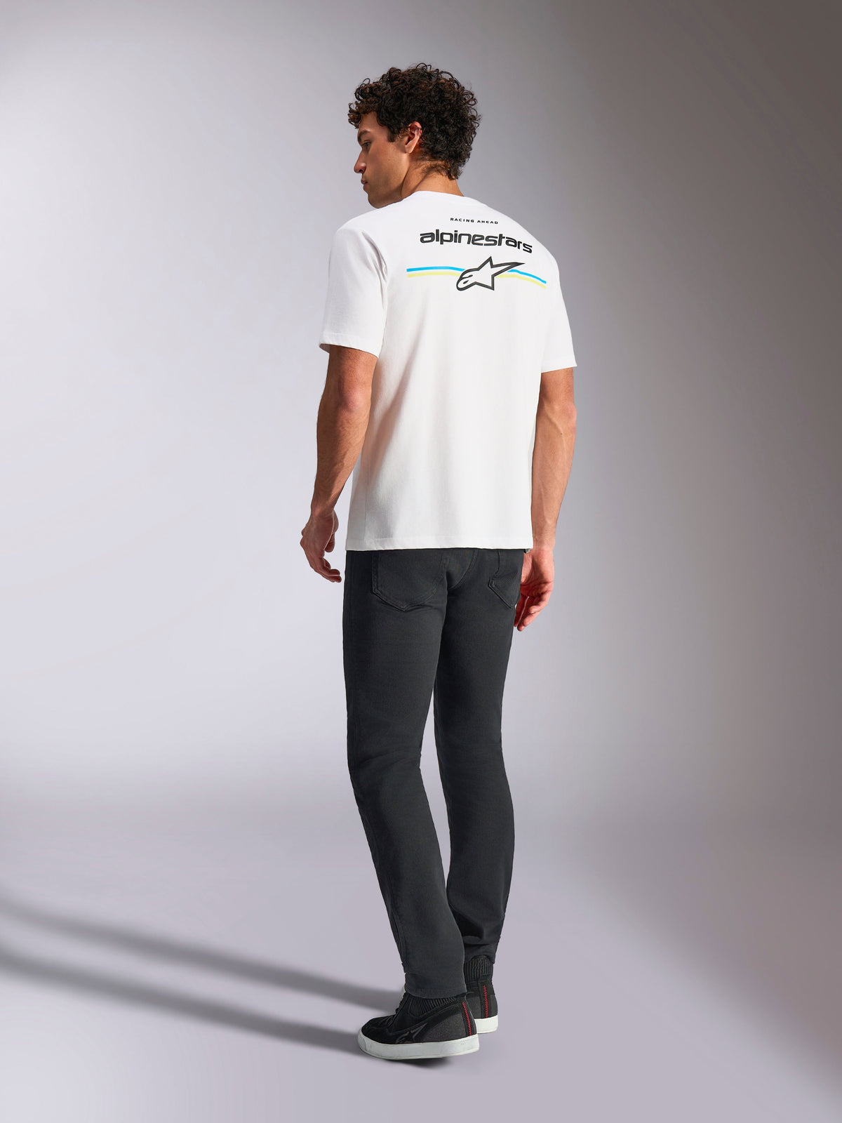 T-shirt Alpinestars Lanes CSF, t-shirt à manches courtes, blanc, vue de dos montrant le logo Alpinestars avec des rayures jaunes et bleues, streetwear décontracté motorsport