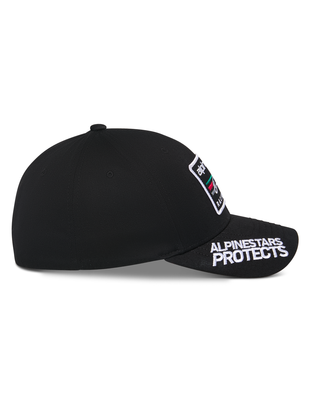 Alpinestars Surpass pet, zwart, zijaanzicht, gebogen klep met wit 'ALPINESTARS PROTECTS' borduursel, gestructureerde kroon met logopatch aan de voorzijde, casual motorsport-geïnspireerde pet