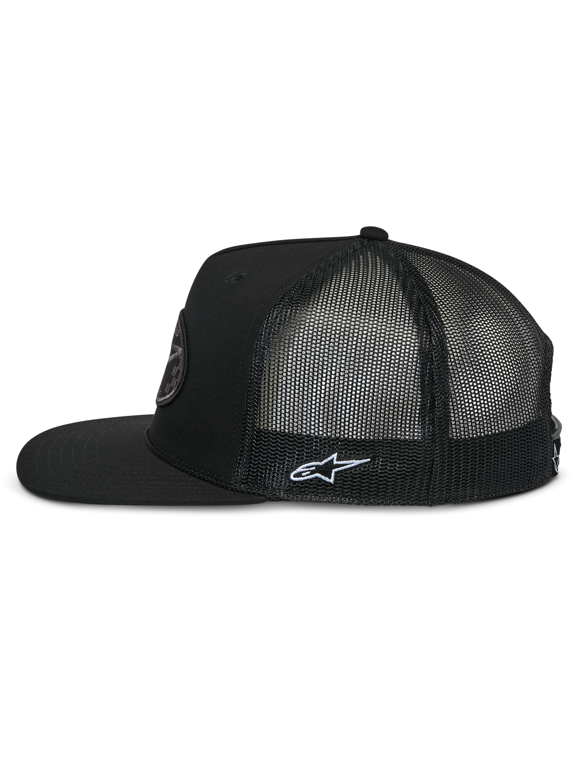Alpinestars Contender Trucker Hat, profil latéral, noir, visière plate avec couronne structurée, arrière en maille polyester respirante, avec broderie blanche du logo Astars sur le côté, casquette décontractée inspirée du sport automobile