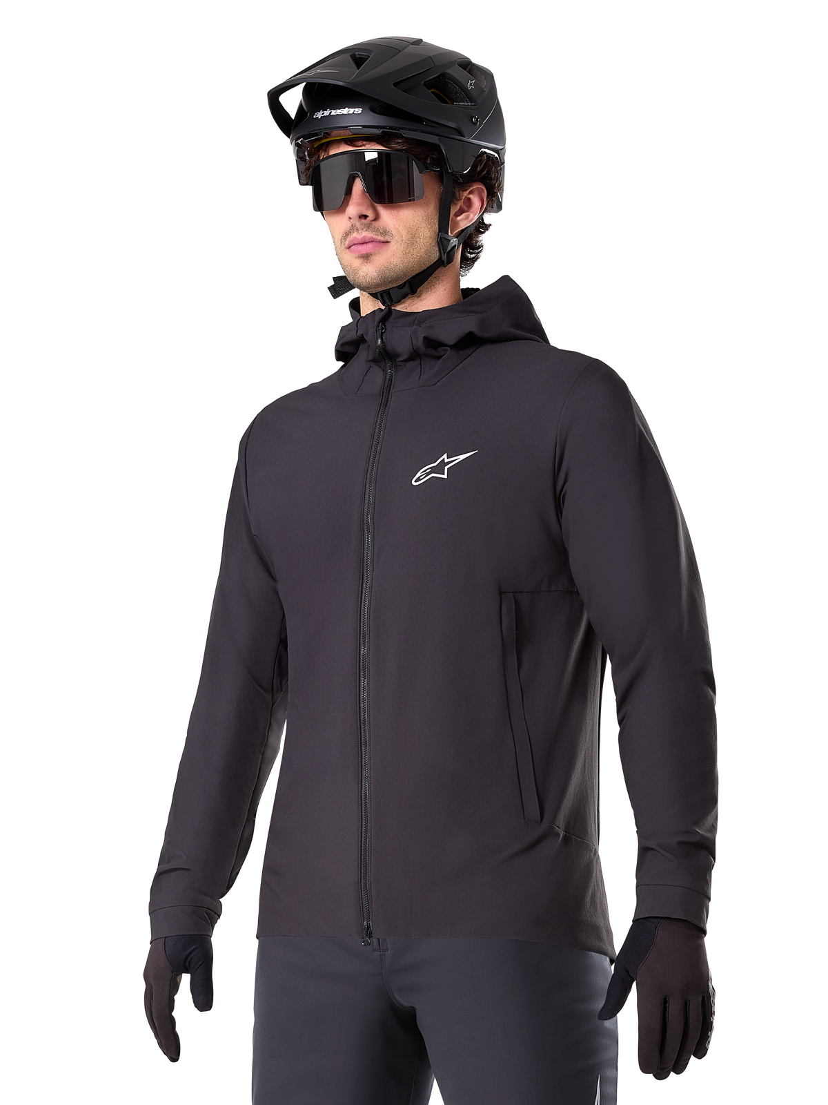 Veste thermique Alpinestars A-Dura, veste de cyclisme noire, modèle à capuche avec fermeture éclair frontale, logo étoile blanc sur la poitrine, portée avec casque de VTT et gants noirs, équipement de performance pour le VTT par temps froid