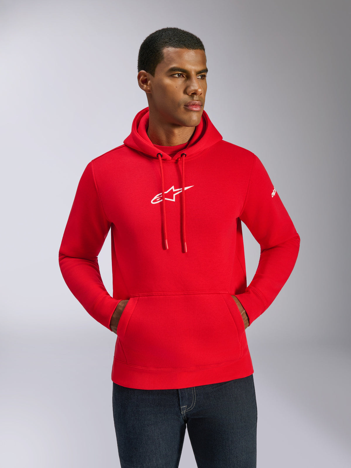 Alpinestars Frontal Hoodie, rode pullover fleece hoodie, wit Astars-logo op de borst, capuchon met trekkoord, kangoeroezak, casual motorsport-geïnspireerde streetwear