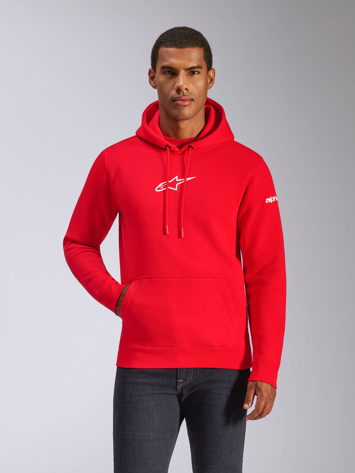 Alpinestars Frontal Hoodie, rood, pullover fleece hoodie met wit logo op de borst en woordmerk op de mouw, voorzien van een kangoeroezak en capuchon met trekkoord, casual motorsport-geïnspireerde streetwear
