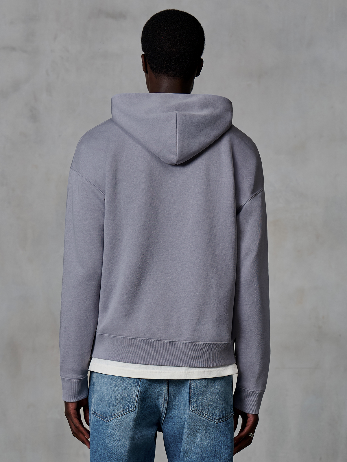 Alpinestars Essentials Ageless Zip Hoodie, Silver, vue de dos, streetwear décontracté, coupe décontractée avec finition délavée stone wash, associé à un jean bleu et un t-shirt blanc