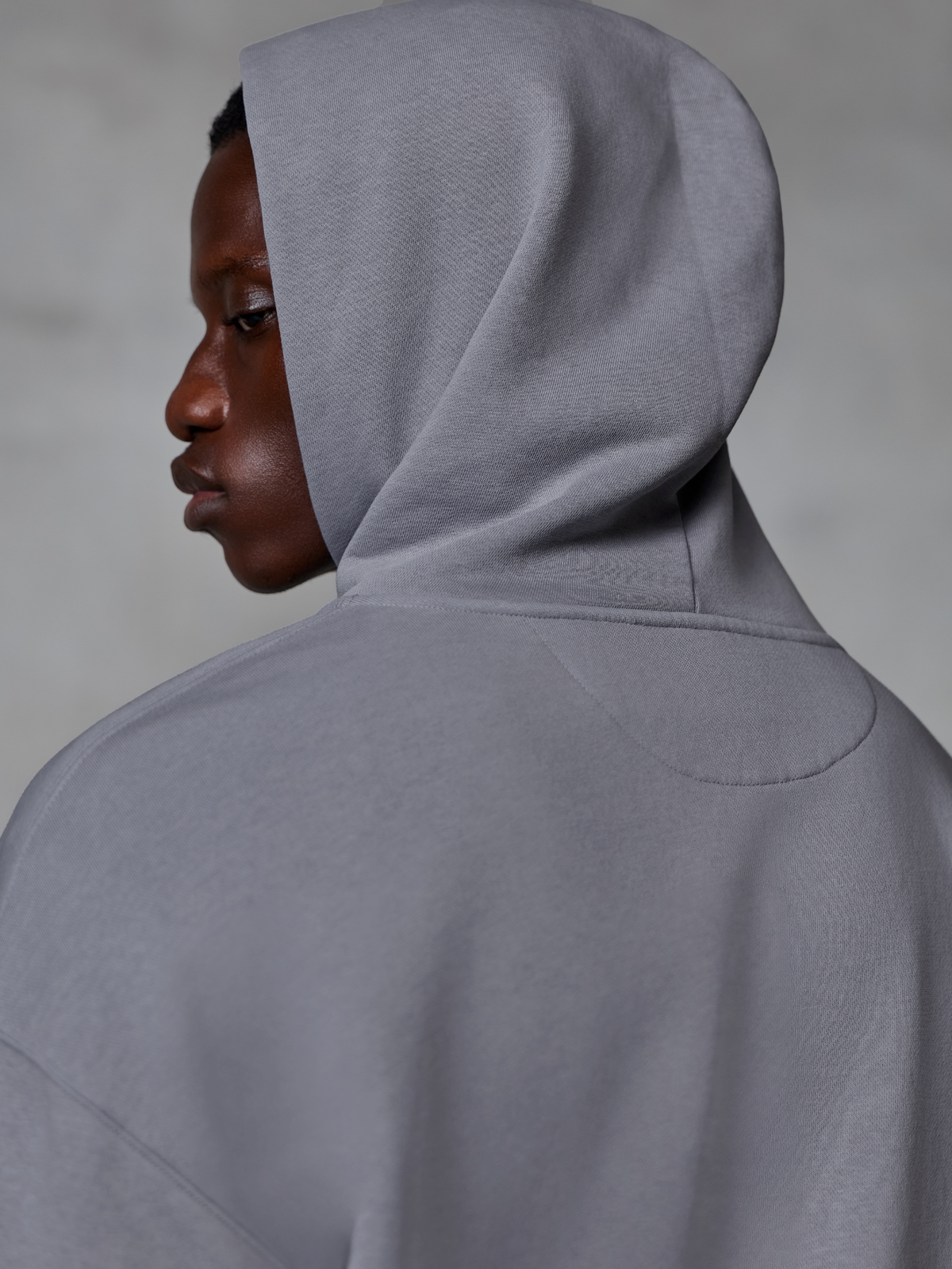 Sweat à capuche zippé Alpinestars Essentials Ageless, argent, vue rapprochée de côté et de dos avec la capuche relevée, tissu polaire compact premium, streetwear lifestyle décontracté