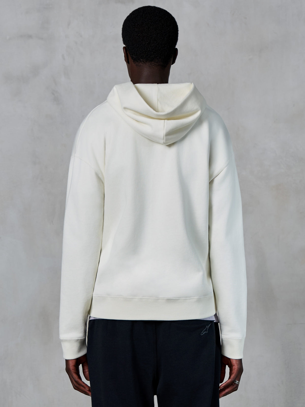 Sweat à capuche zippé Alpinestars Essentials Ageless, vue de dos, blanc cassé, style streetwear décontracté, polaire compacte de qualité supérieure, coupe décontractée, poignets et ourlet côtelés, design minimaliste épuré