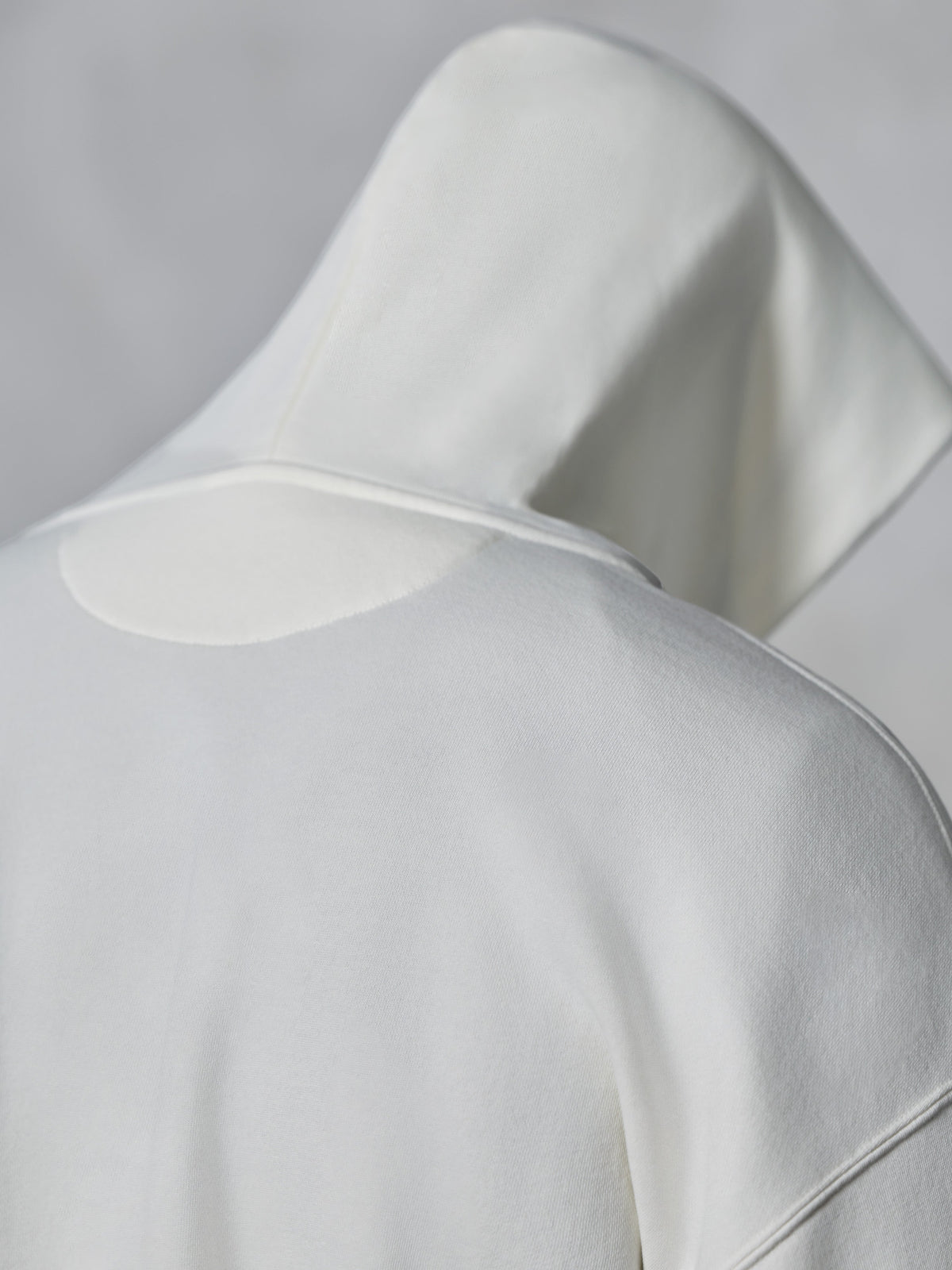 Sweat à capuche zippé Alpinestars Essentials Ageless, blanc cassé, vue rapprochée de dos de la capuche et des épaules, tissu polaire compact et doux, design minimaliste pour une tenue décontractée au quotidien.