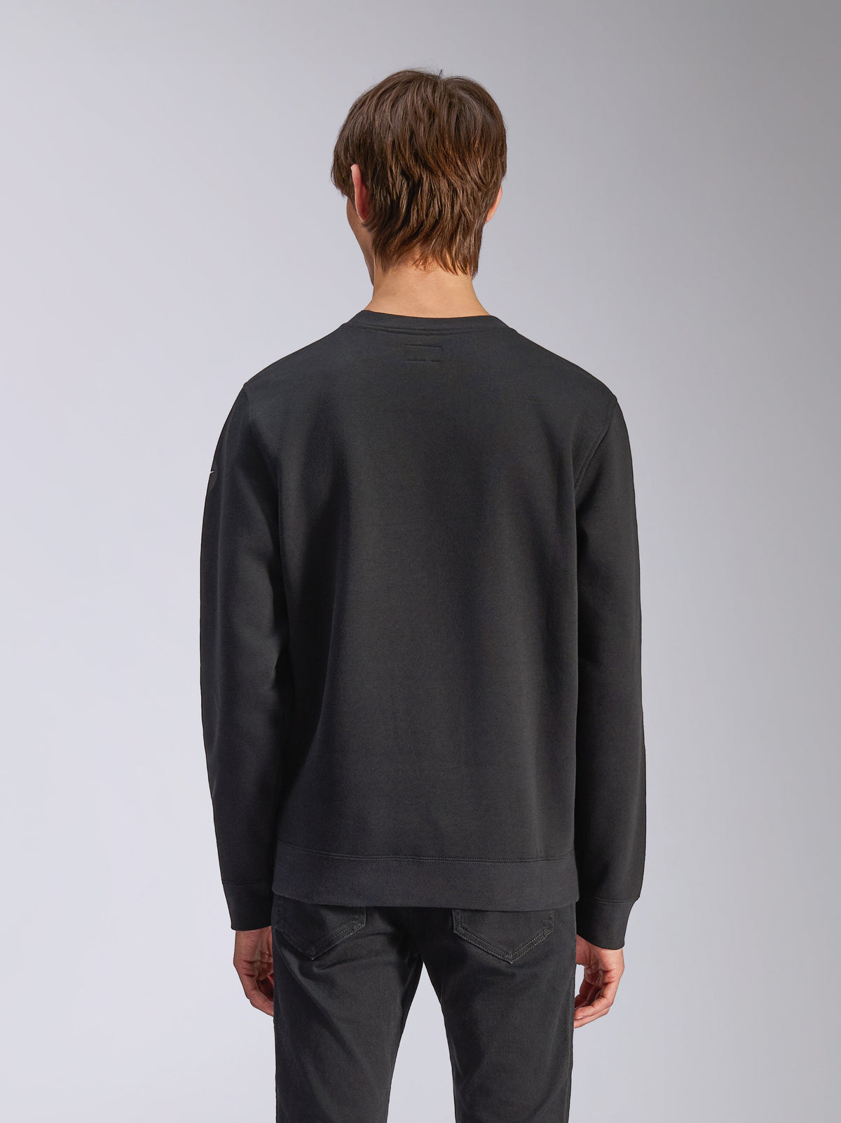 Alpinestars Bettern Crew, sweatshirt met ronde hals, zwart, achteraanzicht op model, met geribde manchetten en zoom, casual motorsport streetwear