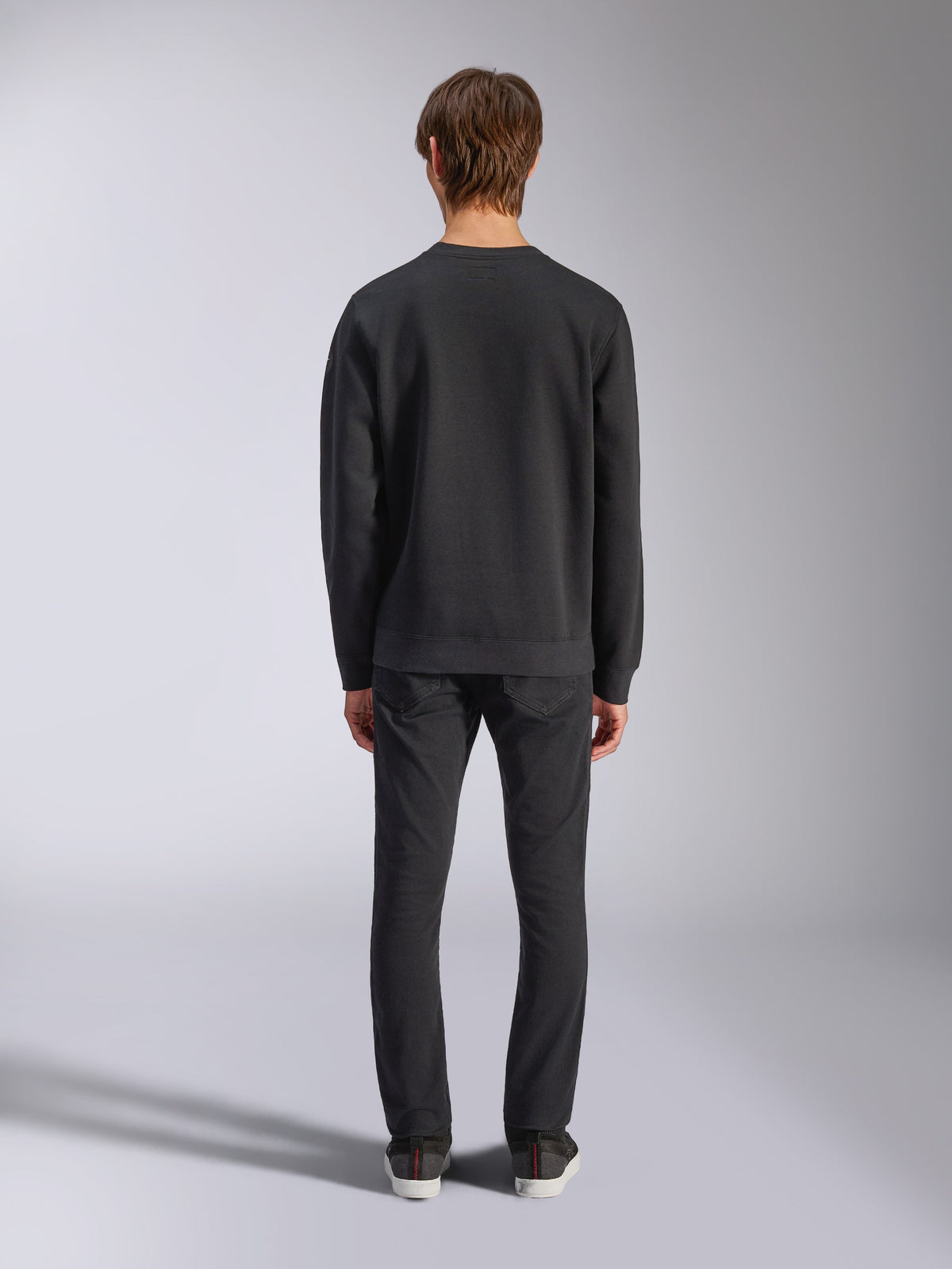 Alpinestars Bettern Crew, schwarzes Crewneck-Sweatshirt, Rückansicht am Modell, gerippter Kragen und Saum, lässige, vom Motorsport inspirierte Streetwear