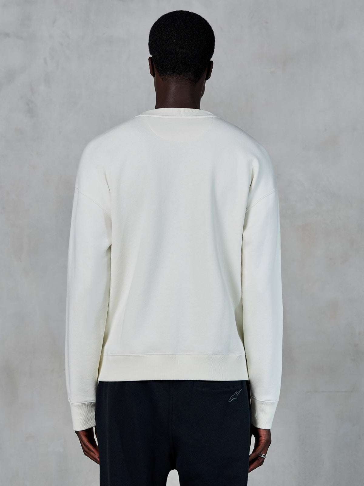 Alpinestars Essentials Ageless Crew, off-white crewneck sweatshirt, achteraanzicht, casual sportkleding, met geribbelde manchetten en zoom, strak design met een ontspannen pasvorm, premium zacht fleece materiaal