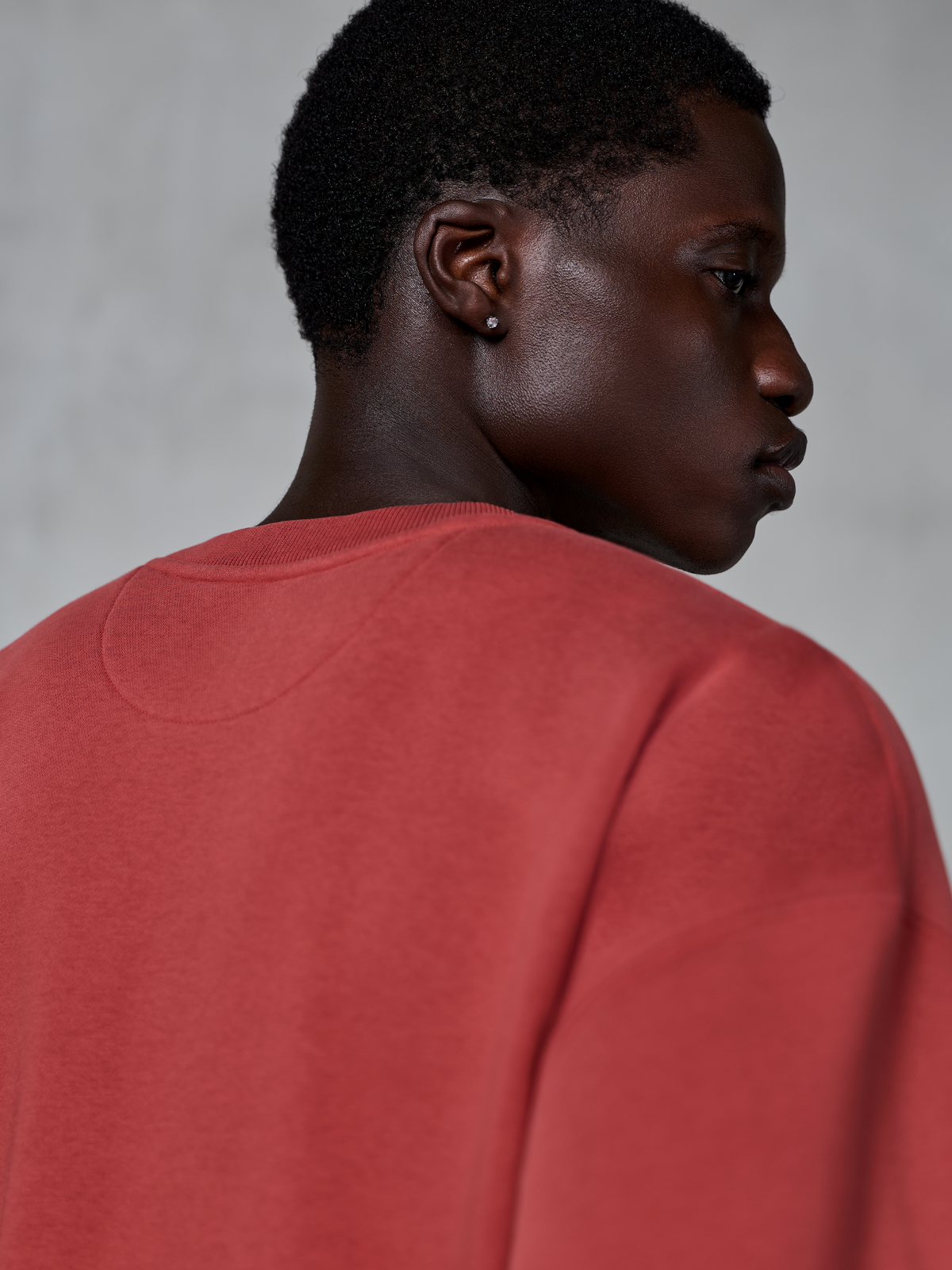 Alpinestars Essentials Ageless Crew, sweat-shirt à col rond, rouge brique, gros plan sur le haut du dos et l'encolure montrant le col côtelé et la texture polaire premium, sportswear décontracté hors vélo
