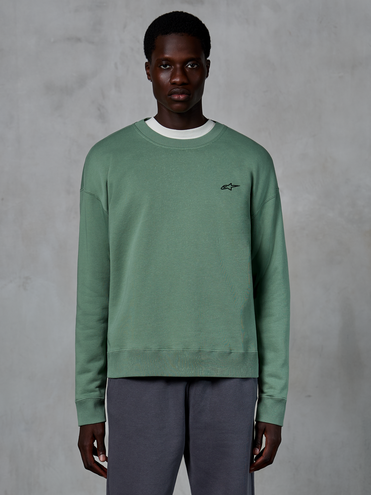 Alpinestars Essentials Ageless Crew, sweat-shirt à col rond décontracté, vert Cactus avec petit logo étoile noir sur la poitrine, col, poignets et ourlet côtelés, vêtement de sport en polaire compacte haut de gamme