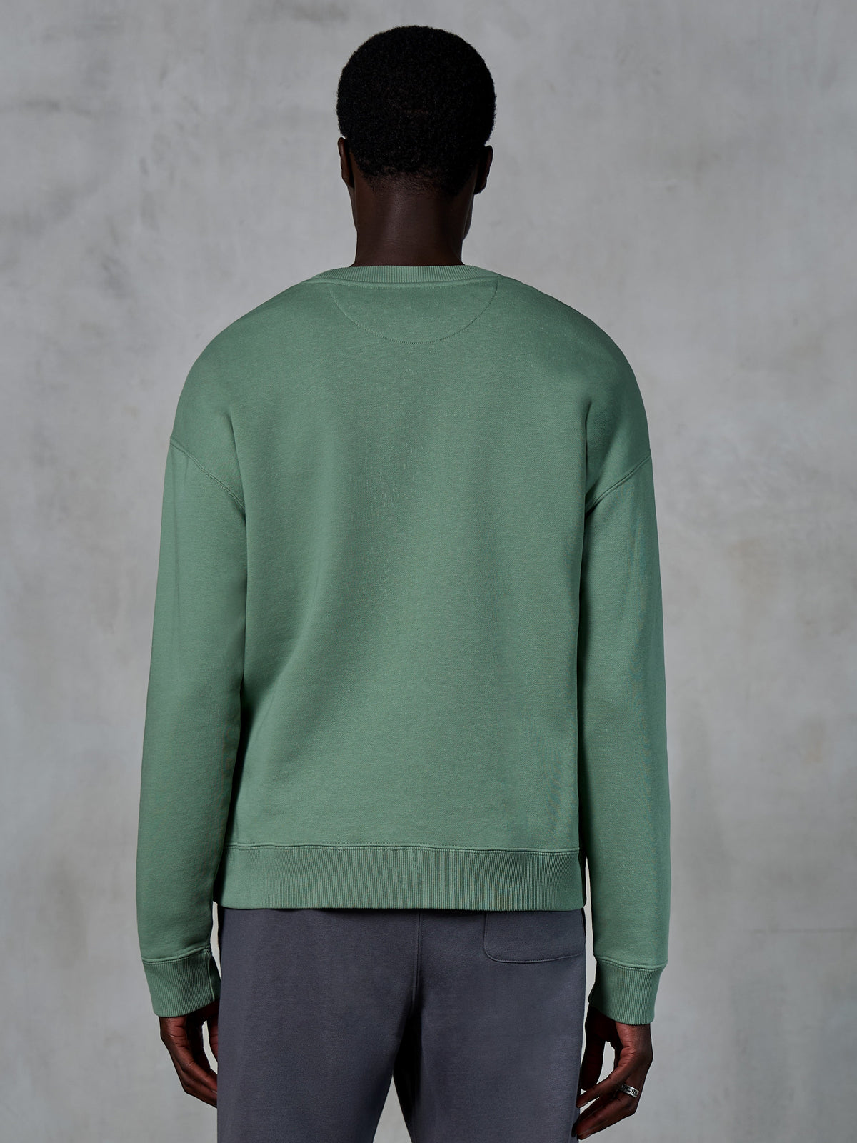 Alpinestars Essentials Ageless Crew, sweat-shirt à col rond, vert Cactus, vue de dos sur mannequin, poignets et ourlet côtelés, polaire compacte de qualité supérieure, streetwear décontracté