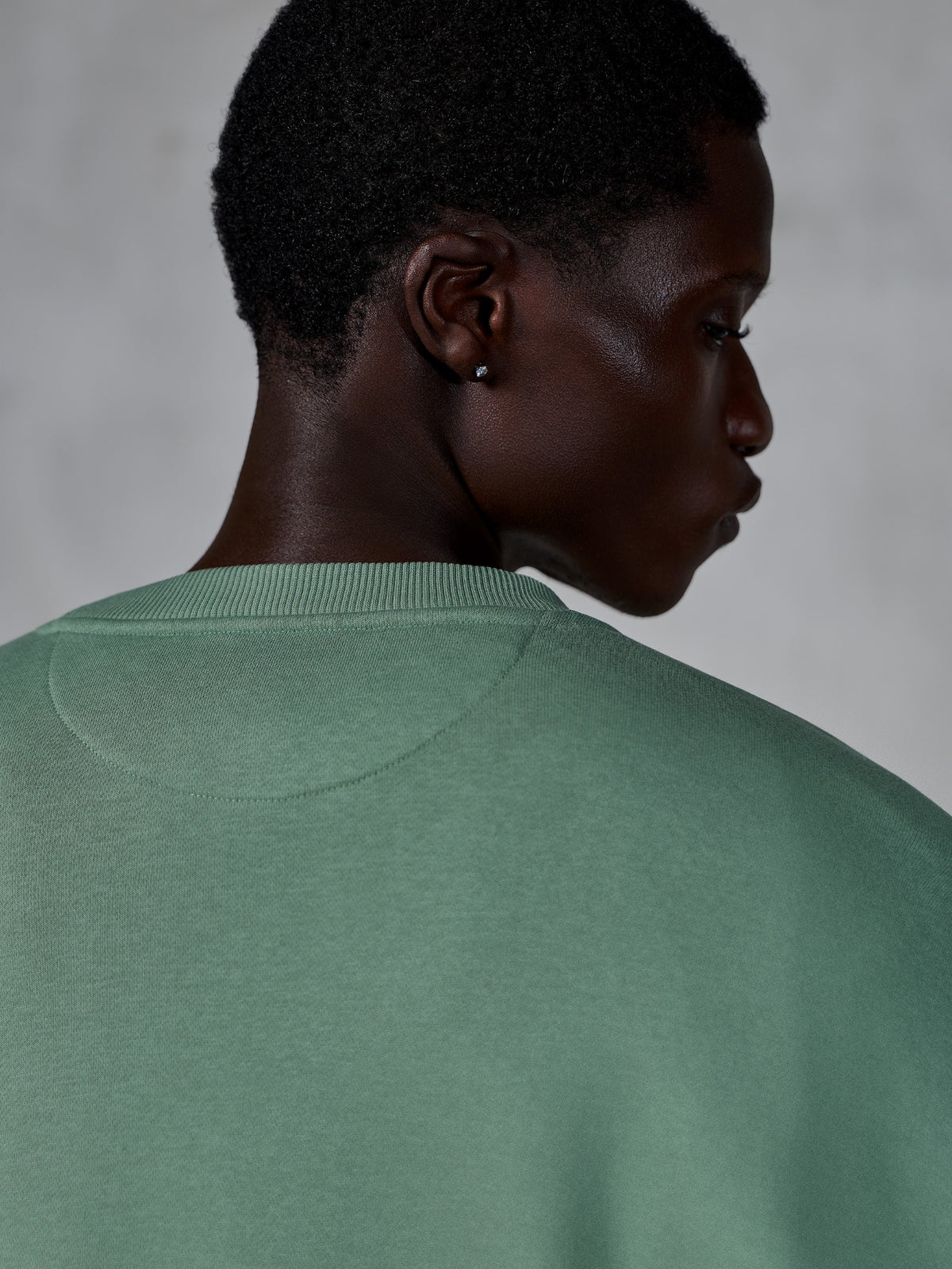 Alpinestars Essentials Ageless Crew, sweat-shirt à col rond, vert cactus, vue rapprochée de l'encolure arrière et du haut du dos, molleton doux lavé à la pierre, vêtement lifestyle décontracté