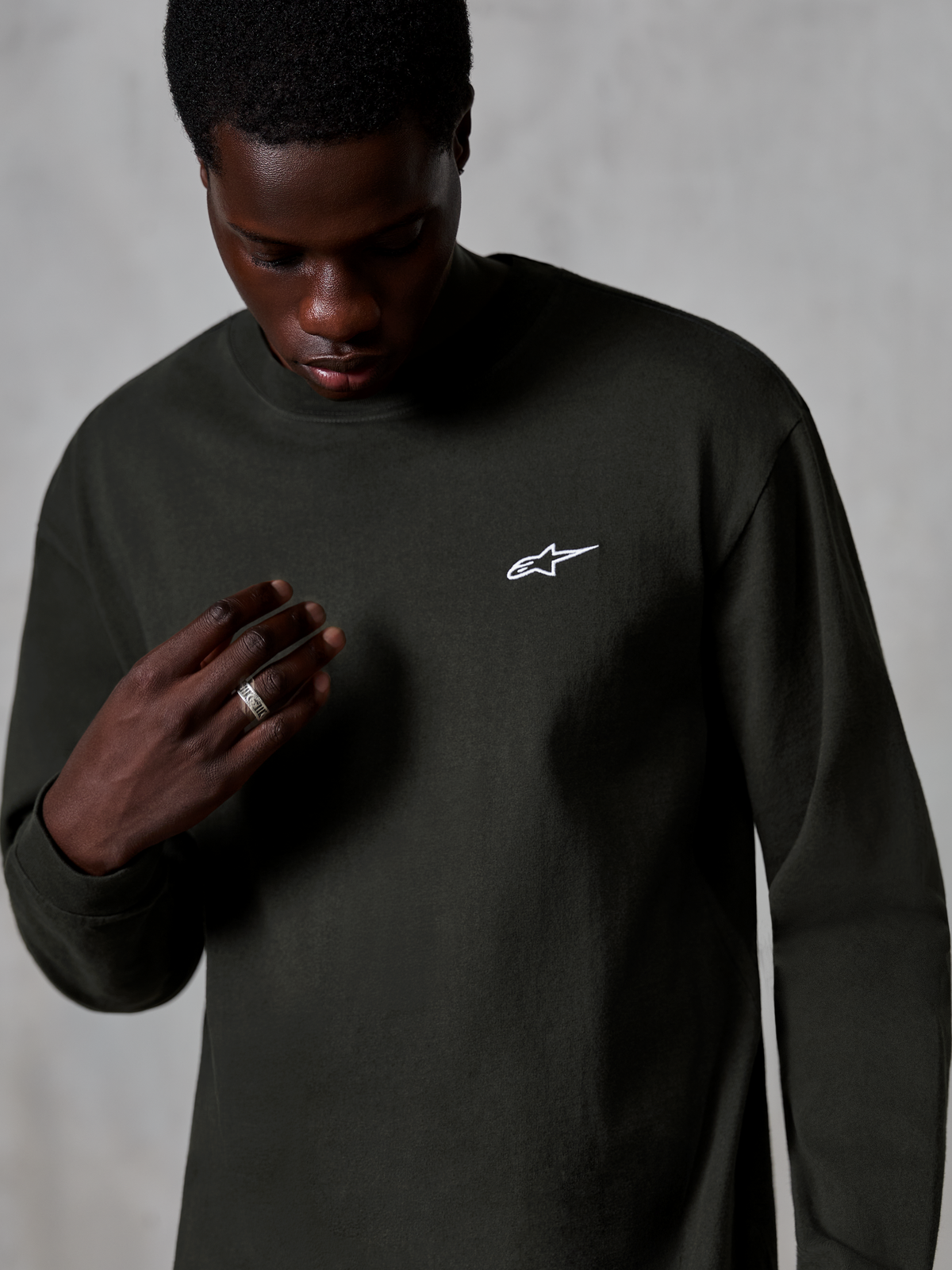 Alpinestars Essentials Ageless LS Tee, T-shirt met lange mouwen, Off Black, klein wit Alpinestars-logo op de borst, ontspannen pasvorm, premium biologisch katoenen jersey met stone wash afwerking, casual lifestyle kleding