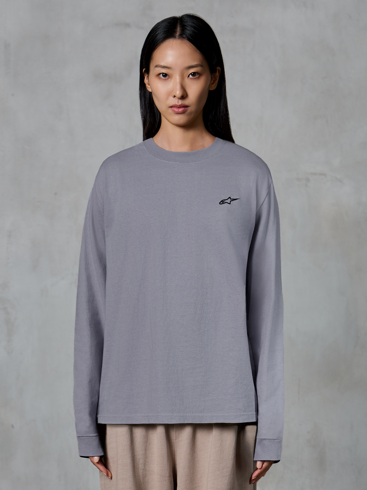 Alpinestars Essentials Ageless LS Tee, t-shirt à manches longues, argent, avec un petit logo étoile noir sur la poitrine, coupe décontractée, coton biologique de qualité supérieure, streetwear décontracté inspiré du sport automobile