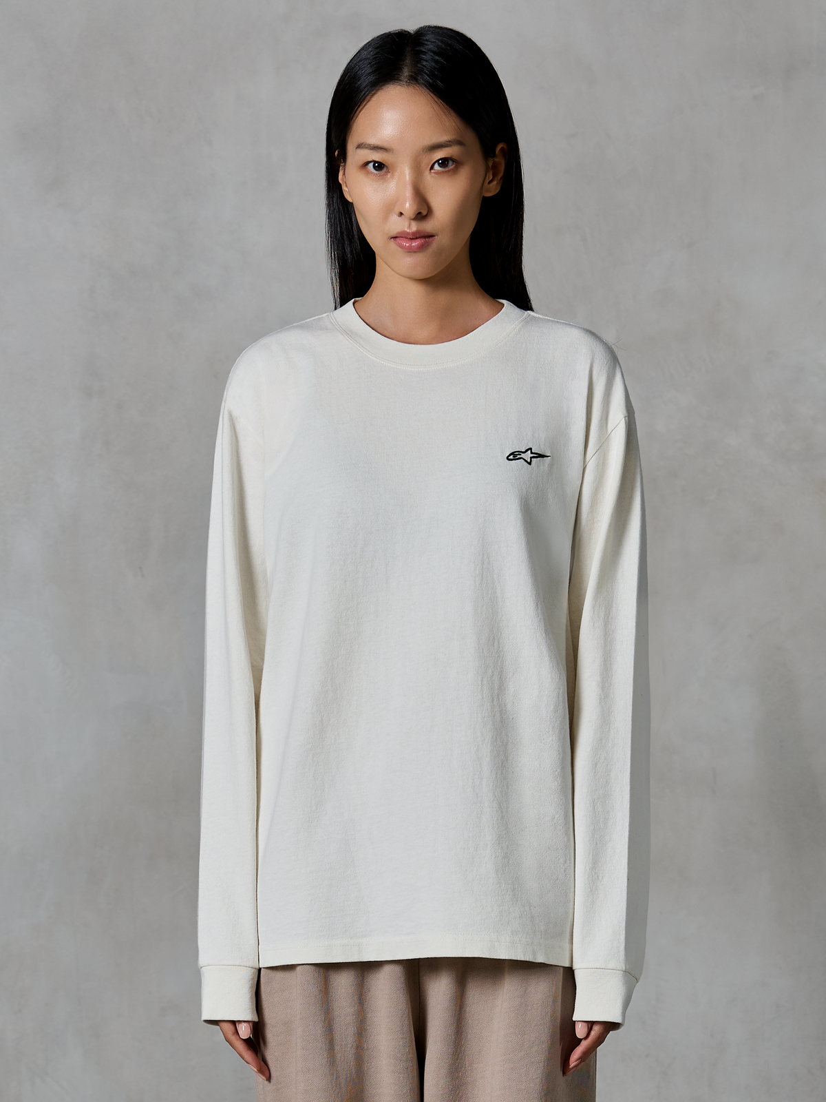 Alpinestars Essentials Ageless LS Tee, Langarm-T-Shirt, Off-White, mit kleinem schwarzem Stern-Logo auf der Brust, entspannte zeitgemäße Passform, Bio-Baumwolljersey, lässige vom Motorsport inspirierte Streetwear