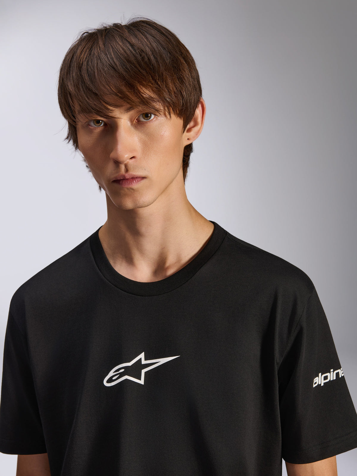 Alpinestars Frontal CSF T-Shirt, Kurzarm-T-Shirt, Schwarz, Weißes Astars-Logo auf der Brust, getragen von einem männlichen Model, Freizeit-Performance-Sportbekleidung