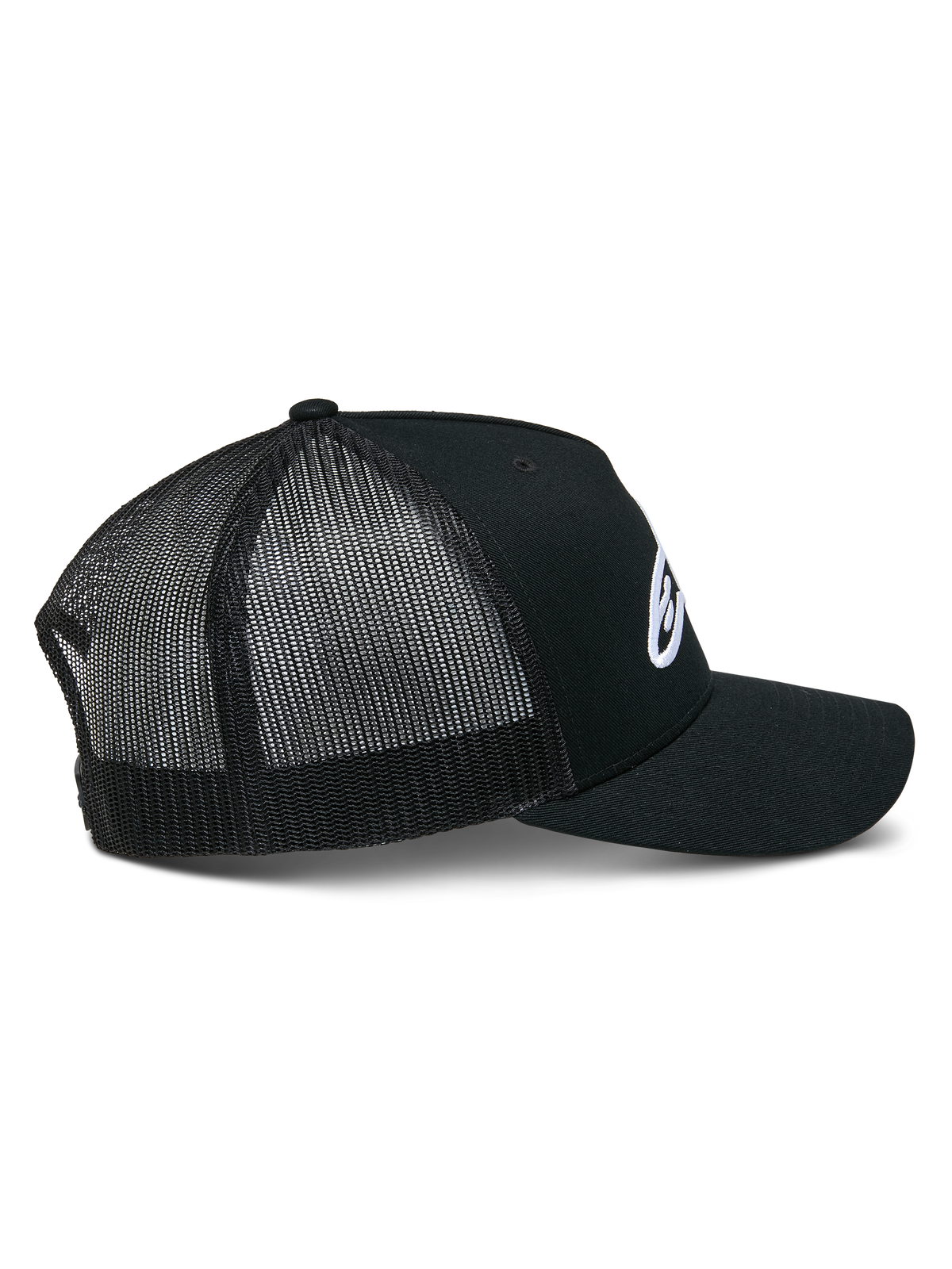 Alpinestars Ageless Trucker pet, zwart, zijaanzicht met gestructureerde kroon en wit geborduurd Astars-logo, gebogen klep en ademende zwarte poly mesh panelen aan de achterkant.