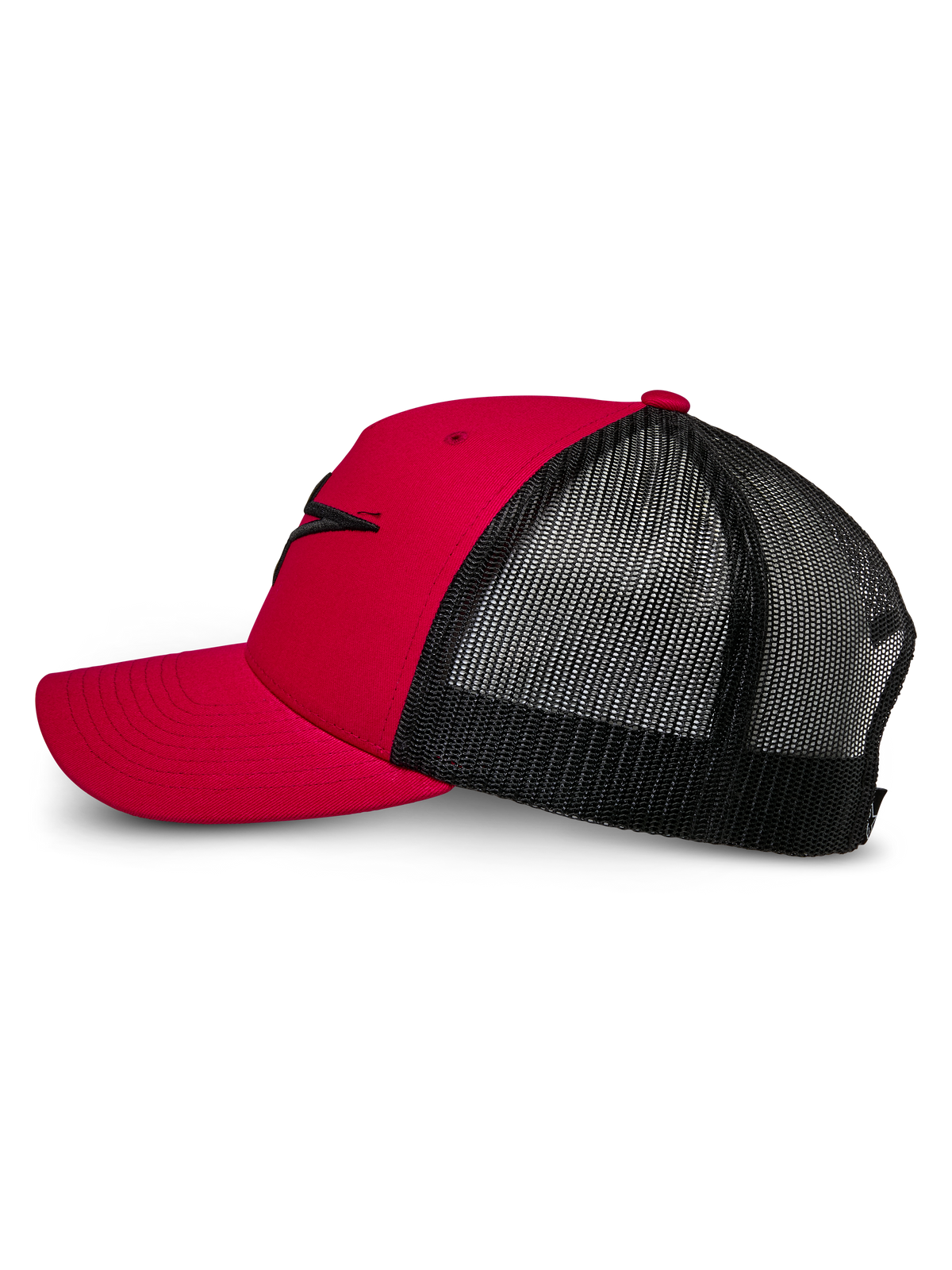 Casquette Trucker Ageless d'Alpinestars, rouge et noir, vue de profil présentant une visière incurvée et un avant structuré avec logo Astars brodé en 3D noir, arrière en maille noire pour la respirabilité, design classique inspiré du sport automobile
