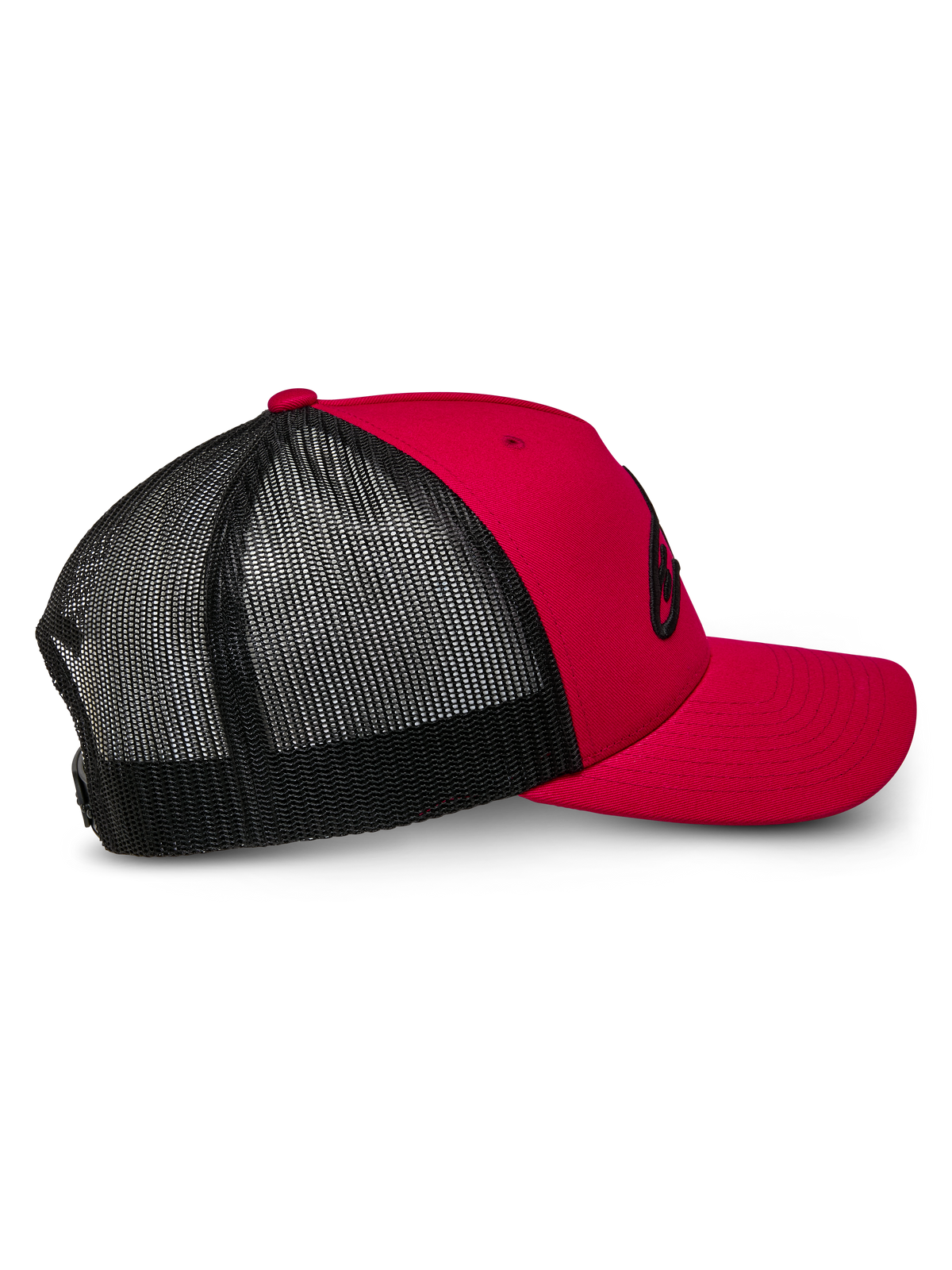Casquette Trucker Alpinestars Ageless, rouge et noir, vue de profil montrant le devant structuré rouge et la visière incurvée avec des panneaux arrière en maille respirante noire, couvre-chef décontracté inspiré du sport automobile