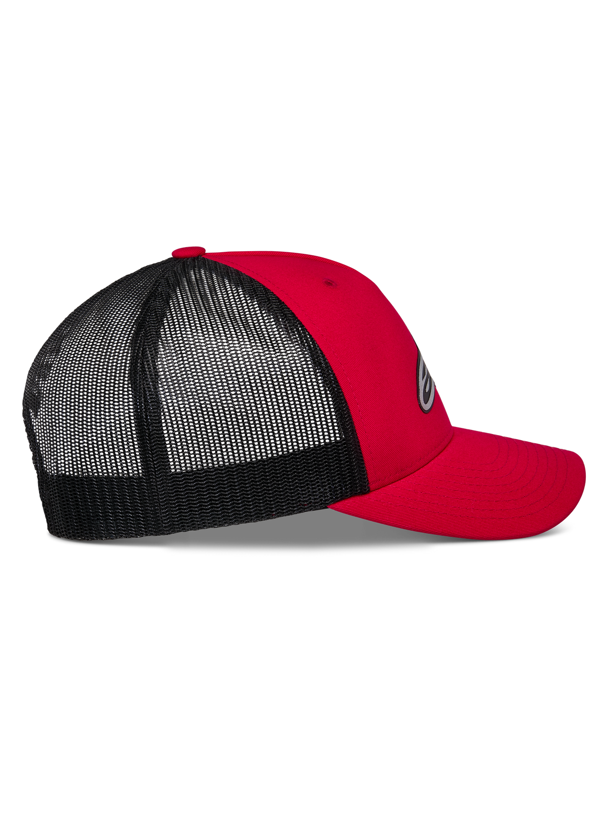 Casquette Trucker Reflect Ageless Alpinestars, rouge et noir, vue de profil latérale, avant en sergé rouge et visière incurvée, arrière en maille polyester noire, couronne structurée, couvre-chef décontracté inspiré des sports mécaniques