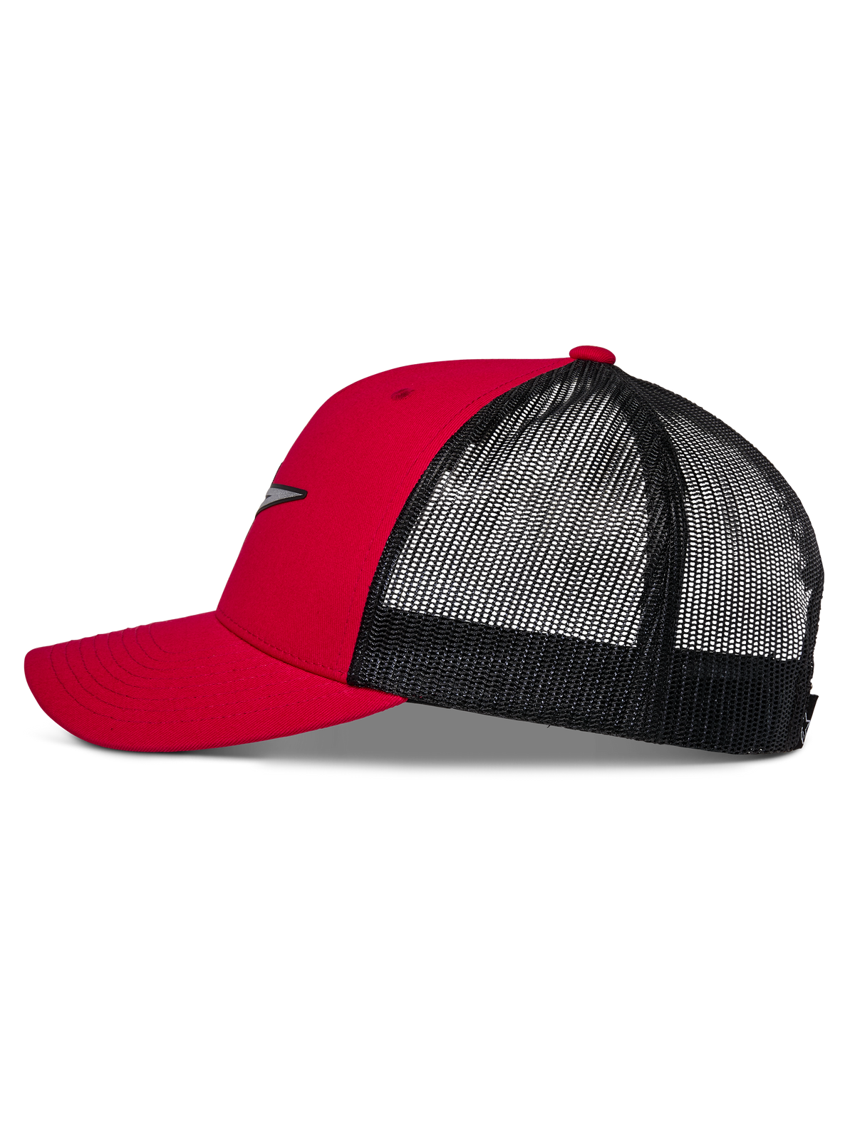 Casquette Trucker Alpinestars Reflect Ageless, rouge et noir, vue de profil montrant la visière incurvée, la couronne rouge structurée et l'arrière en maille noire, accessoire décontracté inspiré du sport automobile