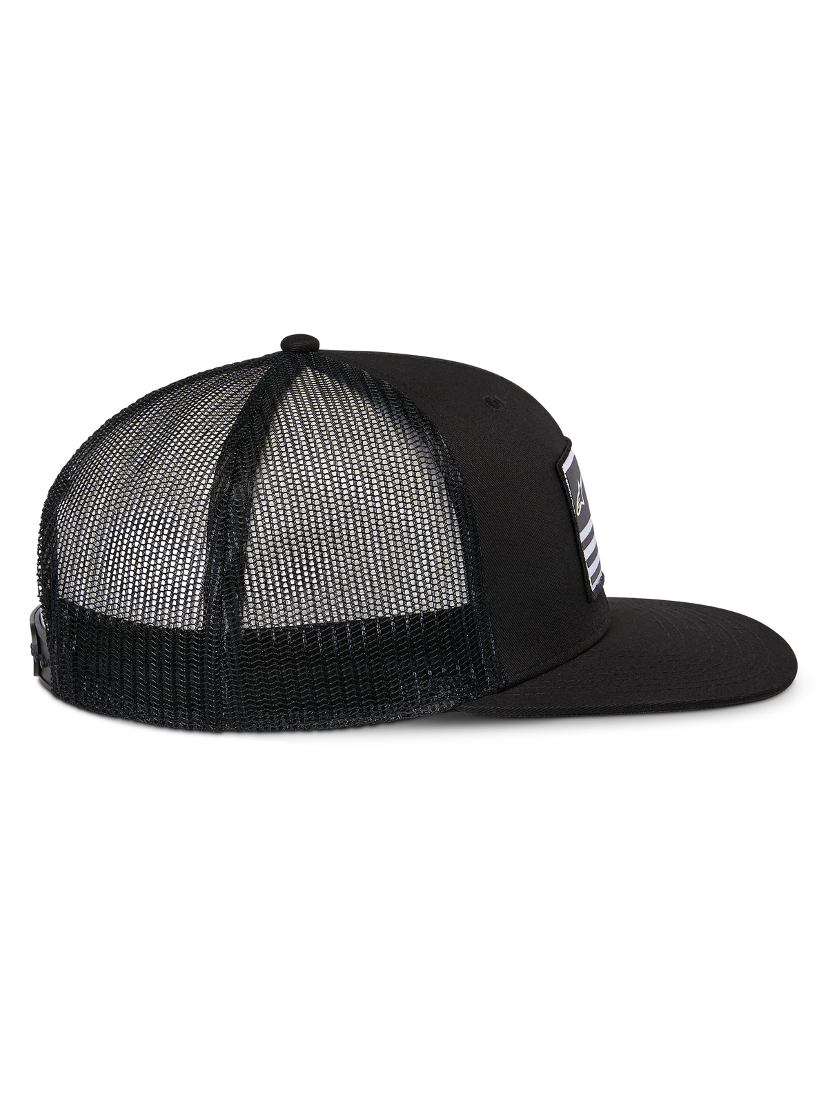 Casquette Trucker Alpinestars Flag Flat, noire, vue de côté présentant une visière plate, une couronne structurée et un arrière en maille polyester noire, couvre-chef décontracté inspiré du sport automobile