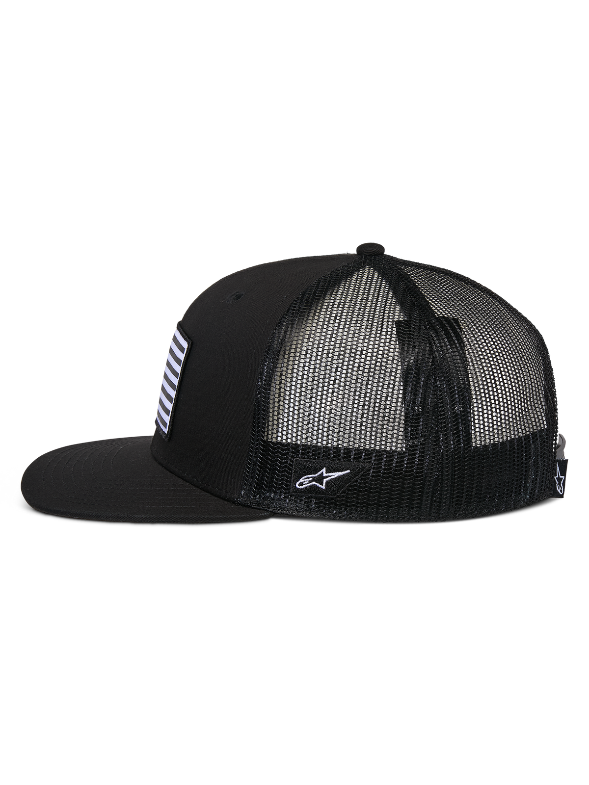 Casquette Trucker Alpinestars Flag Flat, profil latéral, noir, visière plate et couronne structurée, arrière en maille polyester respirante, patch drapeau à l'avant et broderie logo blanche sur le côté, couvre-chef décontracté inspiré du sport automobile