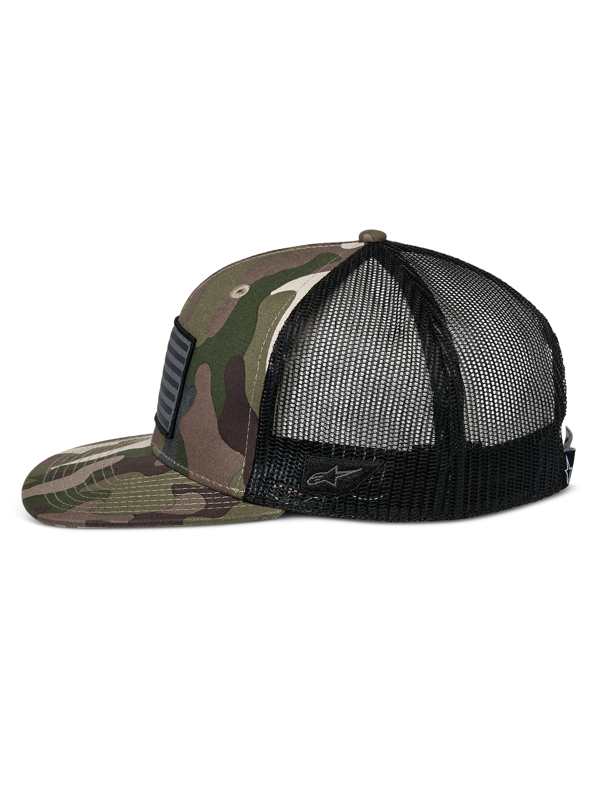 Alpinestars Flag Flat Trucker-Mütze, Grünes Camo und Schwarz, flacher Schirm und strukturierte Krone, Camouflage-Twill-Vorderseite mit schwarzer Mesh-Rückseite, Seitenansicht mit Merrow-Flaggen-Patch und gesticktem Logo, lässige vom Motorsport inspirierte Streetwear