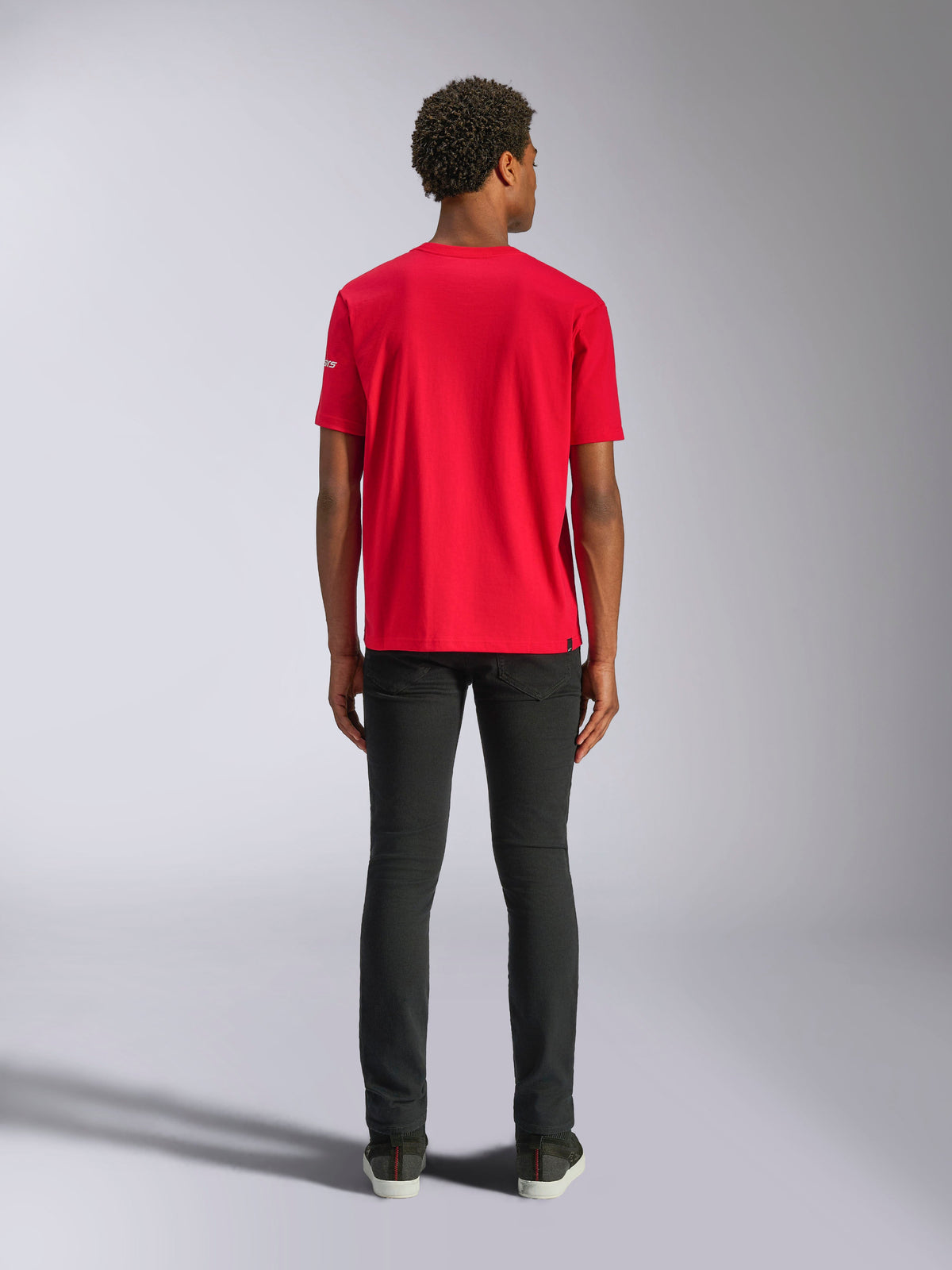 Alpinestars Frontal CSF Tee, t-shirt à manches courtes, rouge, vue de dos sur mannequin avec pantalon noir, vêtement de sport technique décontracté