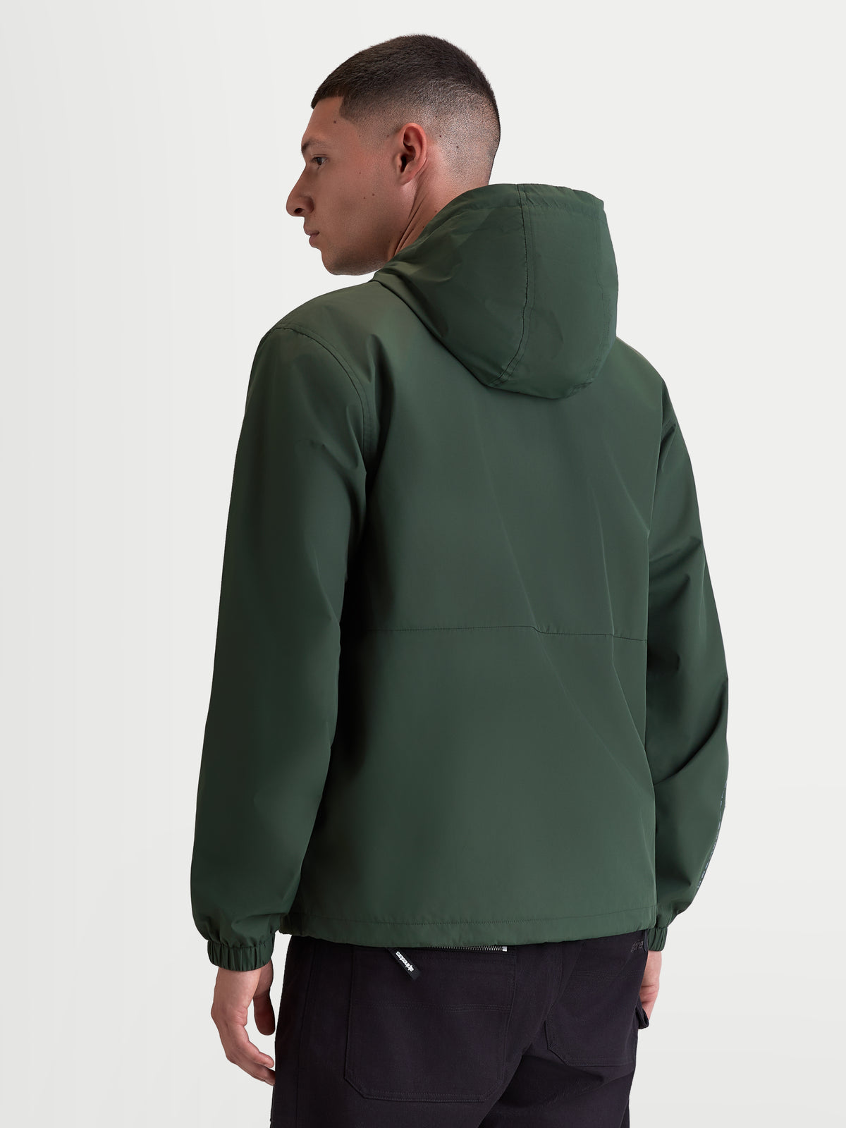Alpinestars Speeder Resolve, veste coupe-vent sportswear légère pour usage urbain, vert, 100 % polyester avec doublure en mesh, vue de dos sur modèle mettant en valeur le design épuré et les poignets élastiques.
