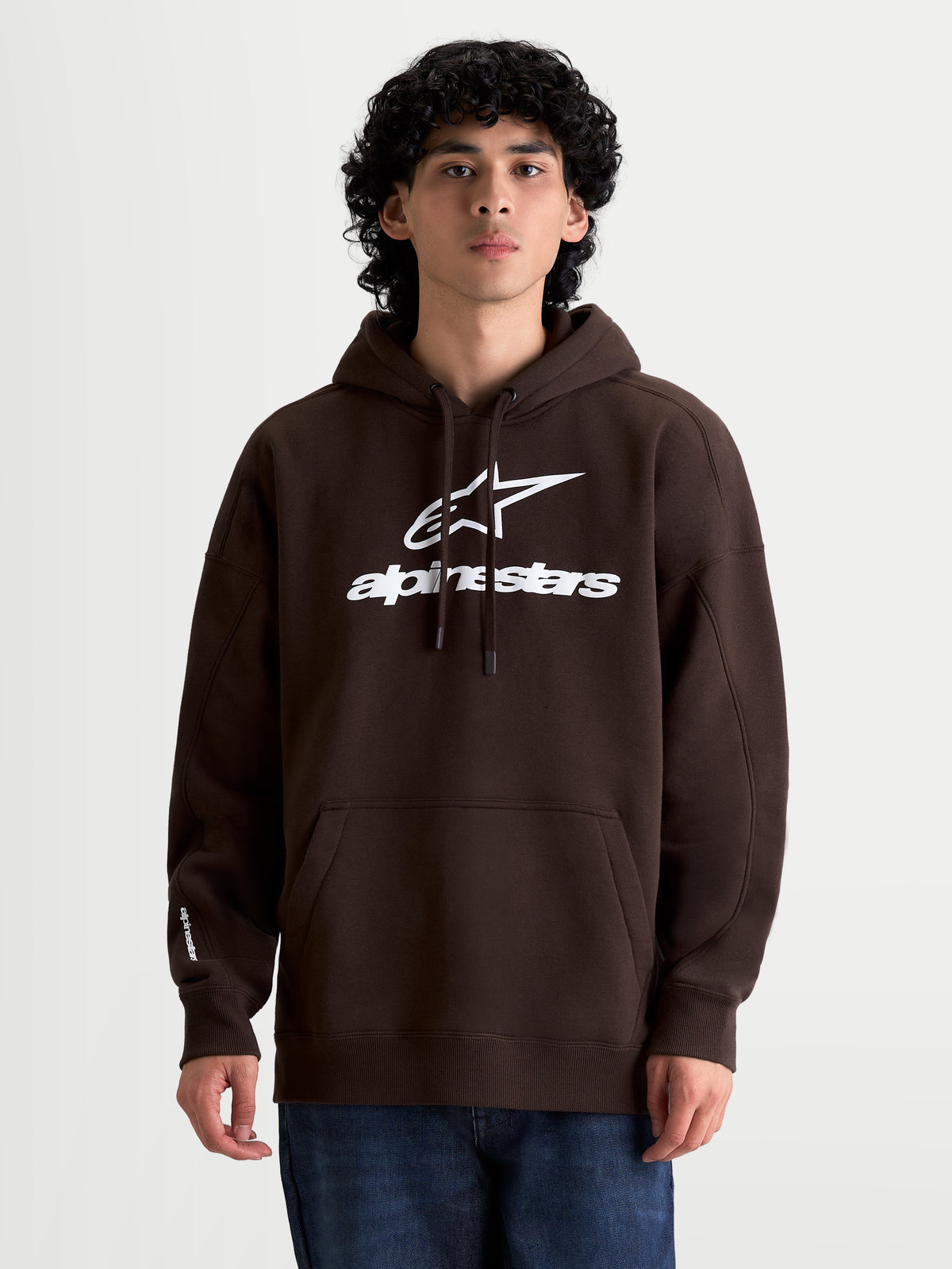 Alpinestars Sweat à capuche Prelude Oversized, sweat en polaire marron pour homme, logo blanc en relief sur la poitrine et la manche, coupe oversize décontractée, poche kangourou et capuche avec cordon de serrage, style sportswear.