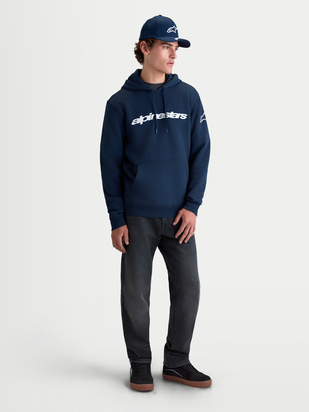 Alpinestars Race Wordmark Hoodie, sweat à capuche de type sportswear pour homme, bleu marine et blanc, avec logo wordmark sur la poitrine et logo ageless sur la manche, polaire décontractée inspirée du motorsport avec capuche doublée.
