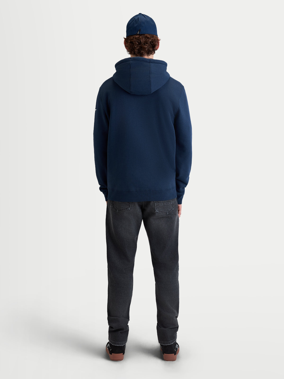 Alpinestars Sweat à capuche Race Wordmark, sweat sportswear en polaire pour un usage quotidien décontracté, vue de dos sur modèle, bleu marine, confectionné dans un mélange de coton doux et de polyester recyclé avec une capuche doublée et un ourlet côtelé.