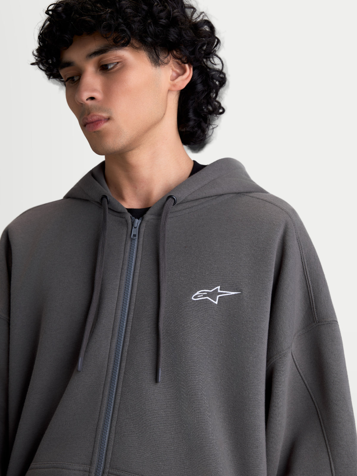 Alpinestars sweat à capuche Entity Oversized, sweat à capuche zippé sportswear pour homme, gris anthracite, logo Astars blanc brodé sur la poitrine, fermeture éclair Vislon, polaire en coton et polyester recyclé.